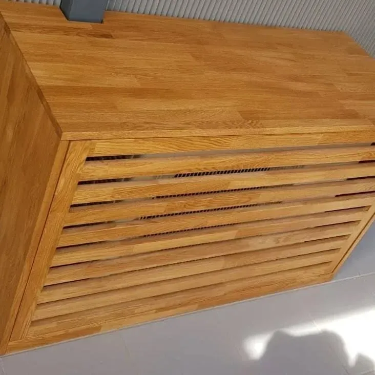 Campana de ventilación de madera con lamas horizontales; madera clara, diseño en ángulo.