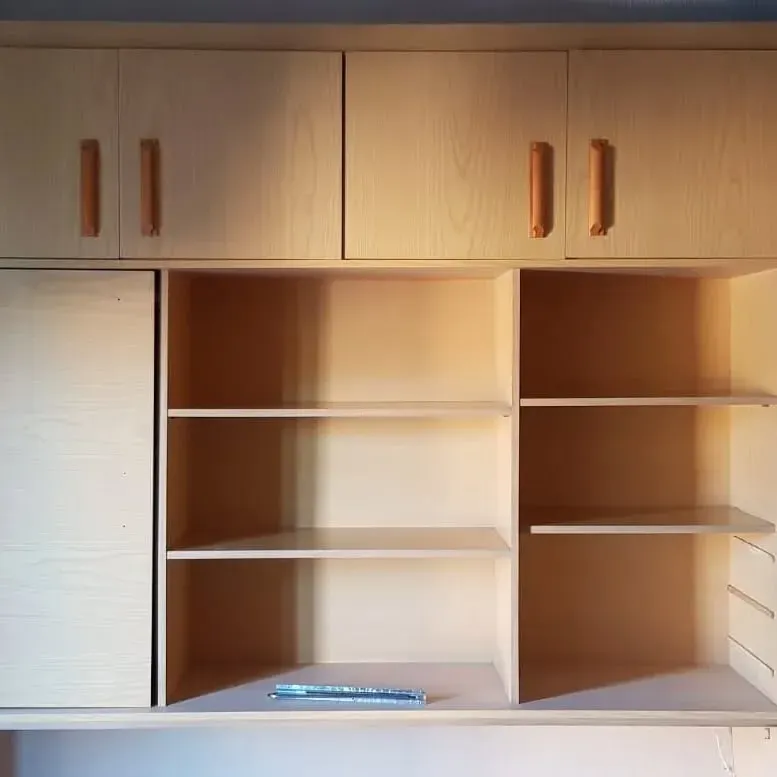 Mueble de madera con puertas superiores cerradas, estantes abiertos y puerta lateral cerrada.