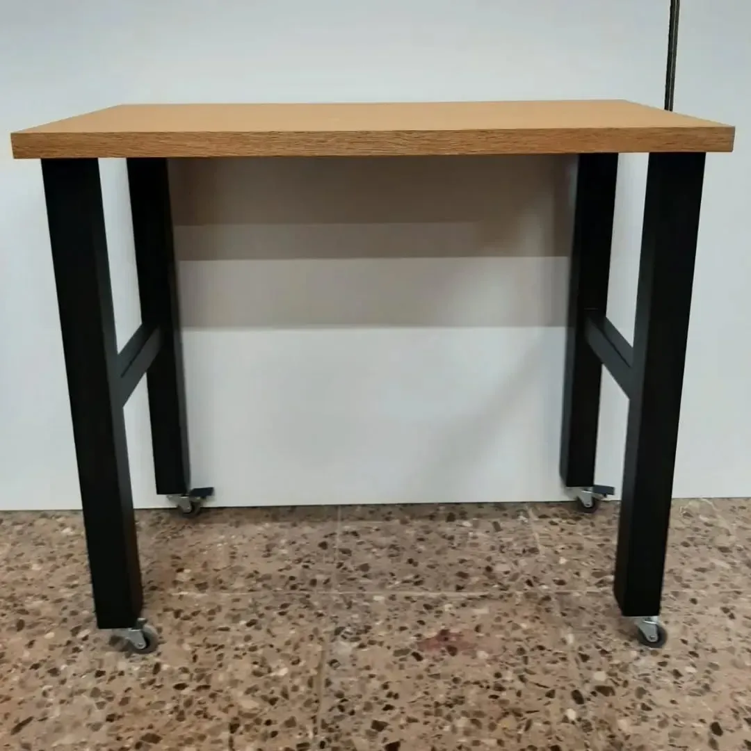 Pequeña mesa de madera con patas y ruedas de metal negro.