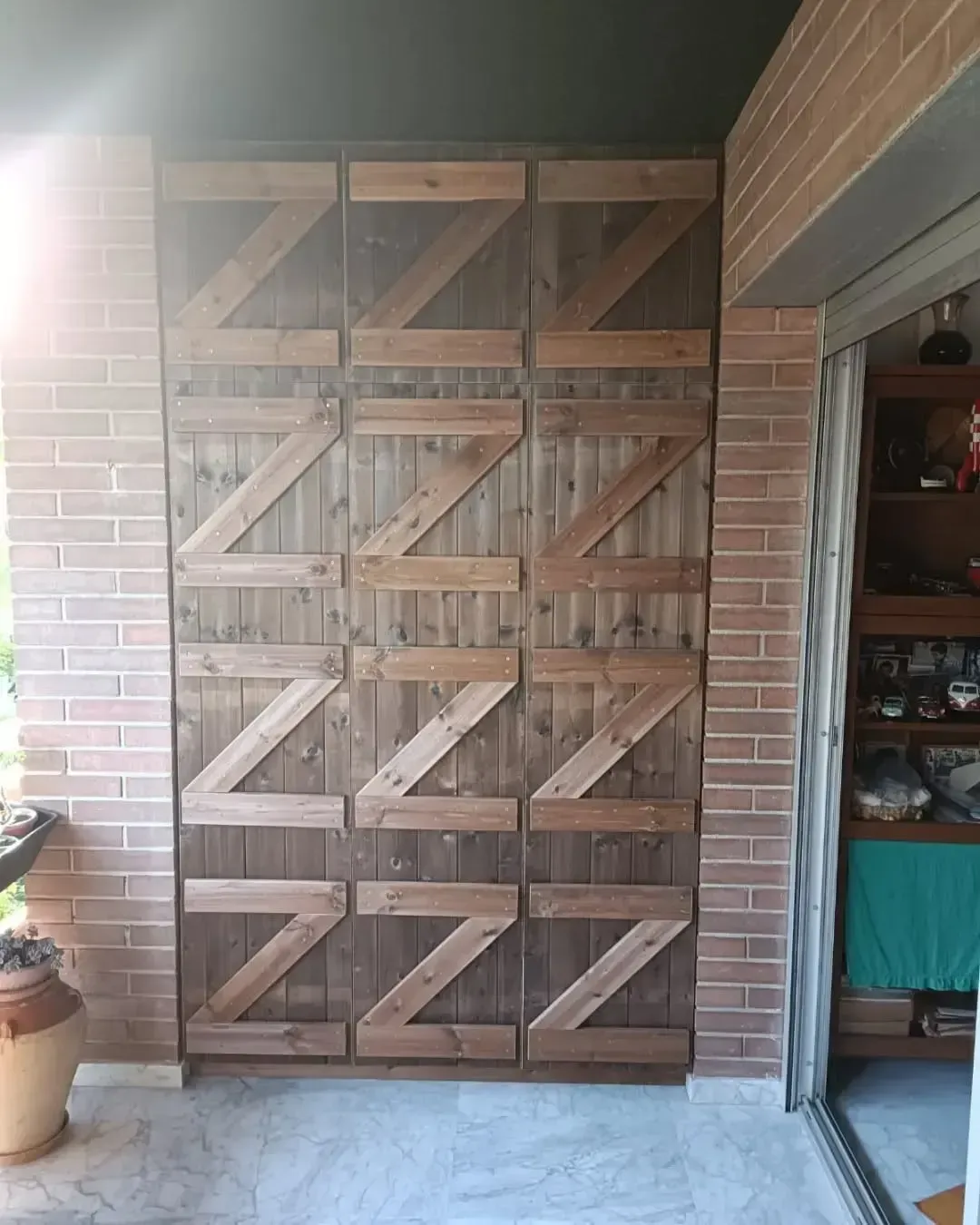 Pared revestida de madera con un patrón de tirantes en forma de Z