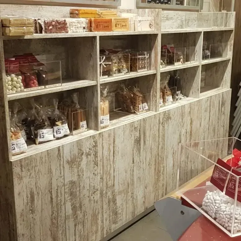 Estantes con diversos dulces y golosinas empaquetados. 