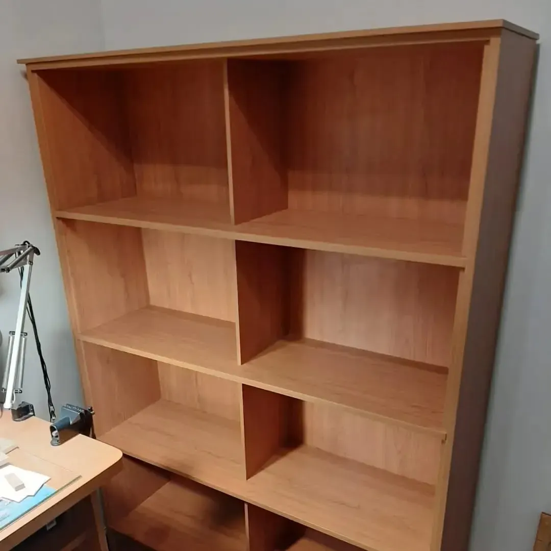 Estantería de madera de color marrón claro con seis compartimentos.