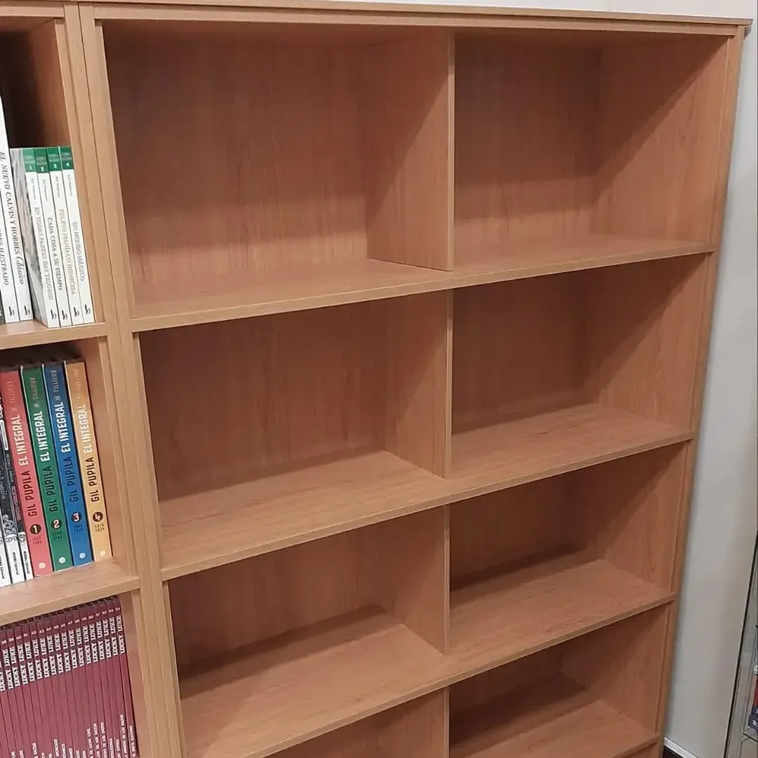 Estantería de madera con varios estantes vacíos.