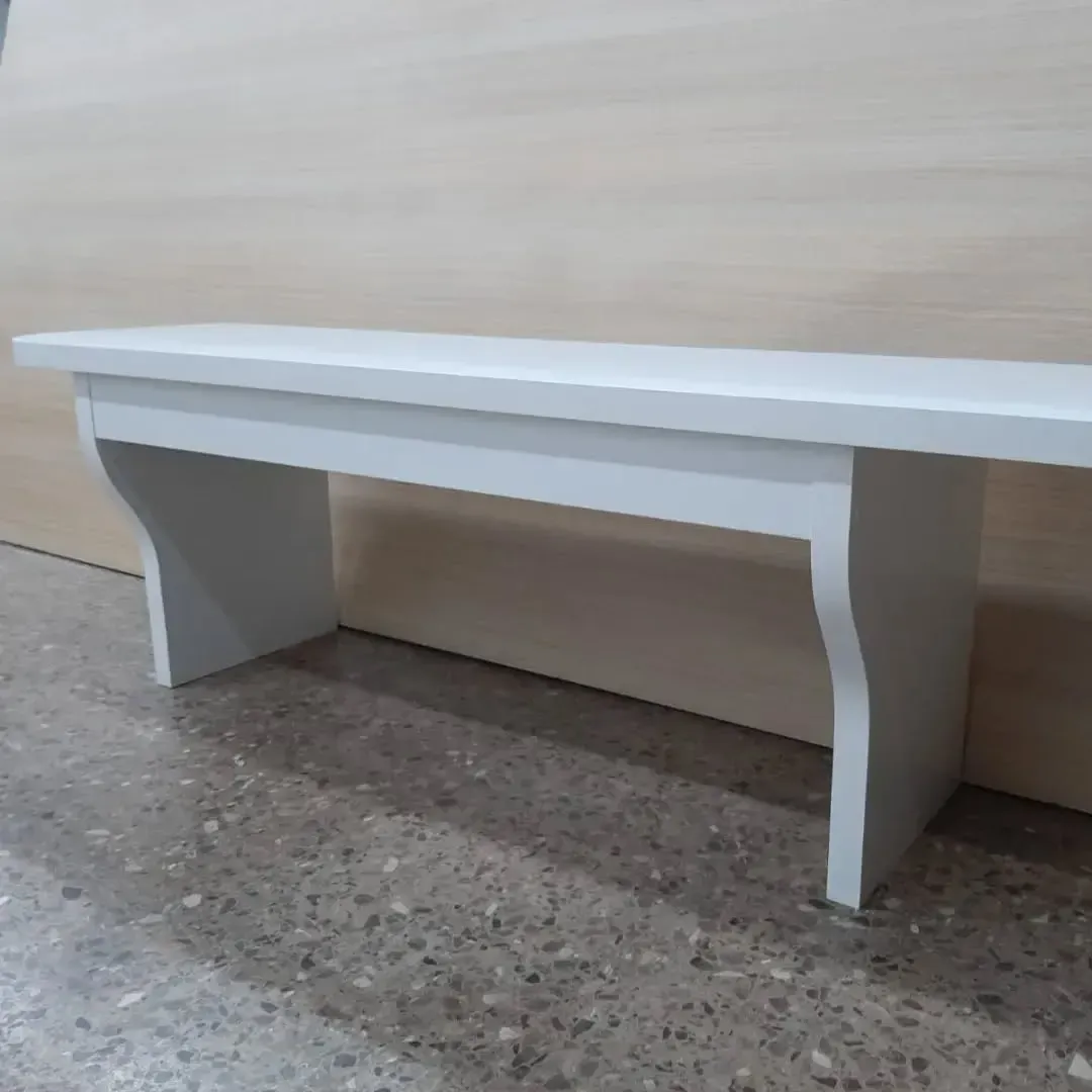 Banco de madera de color blanco con tapa rectangular y patas curvas.