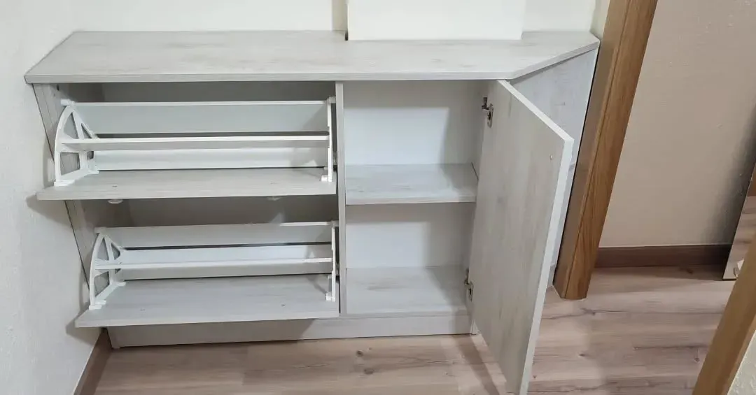 Zapatero gris claro con compartimentos abatibles y puerta lateral, para interior.