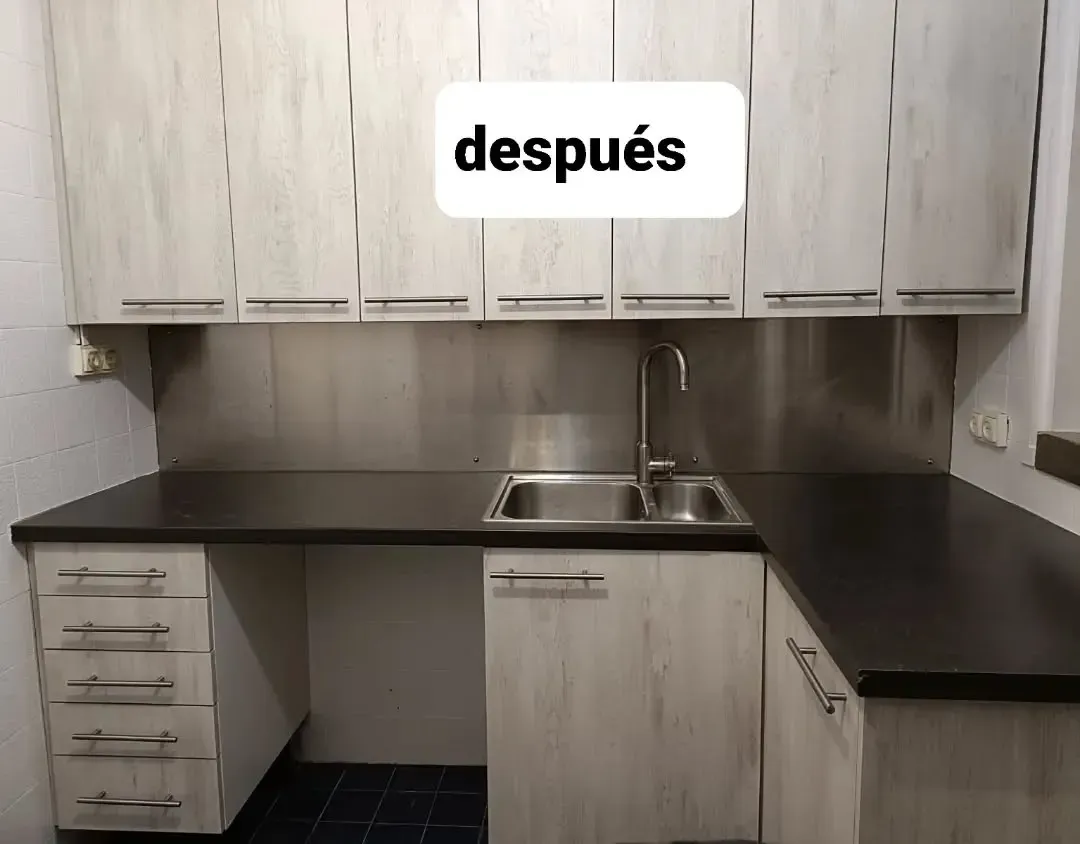 Remodelación de cocina: gabinetes de madera clara, encimera oscura,