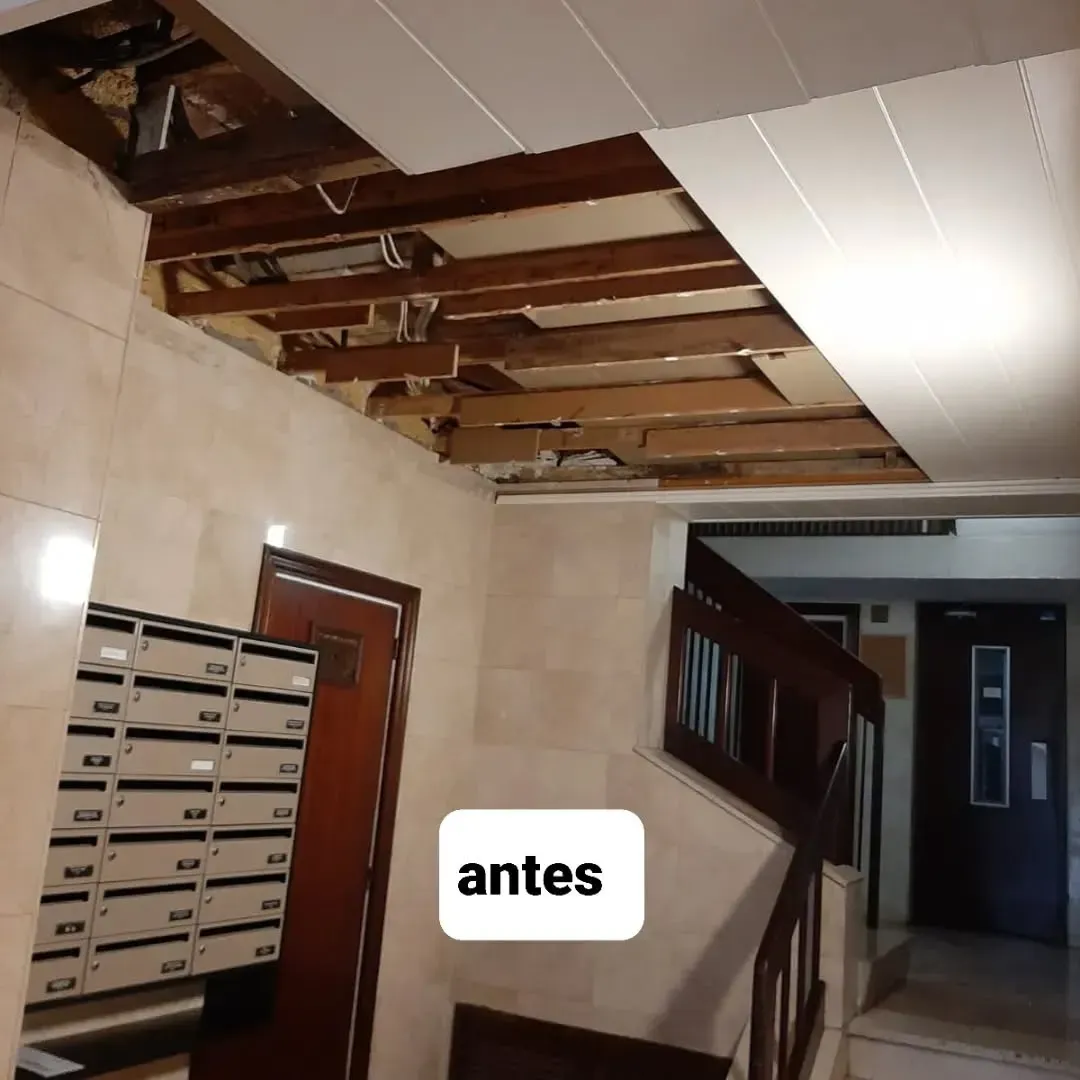 Daños en el techo de un edificio, dejando expuestas las vigas. 