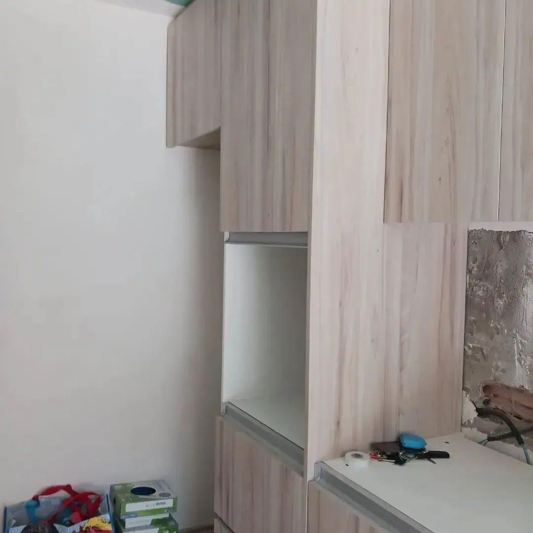 Armarios empotrados con acabado de madera clara 