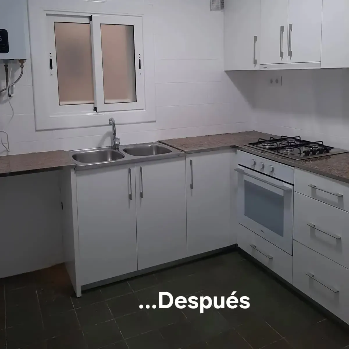 Gabinetes de cocina blancos con encimeras de granito, fregadero de acero inoxidable, estufa y una ventana.