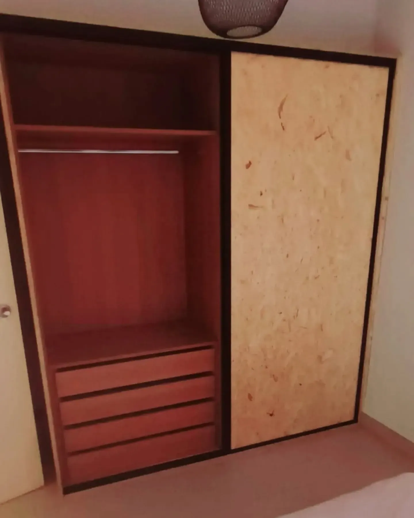 Armario de madera con puertas correderas, barra para colgar, cajones y estanterías.