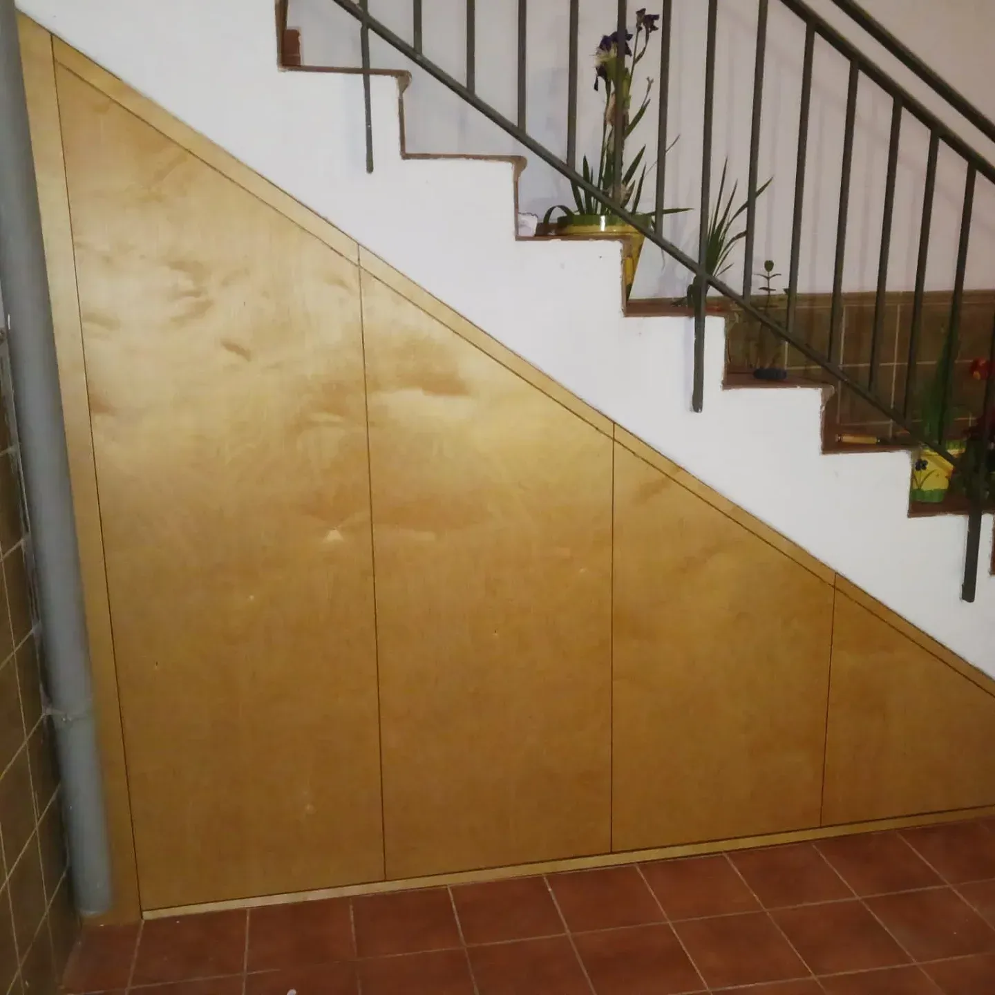 Gabinetes de almacenamiento de madera construidos debajo de una escalera