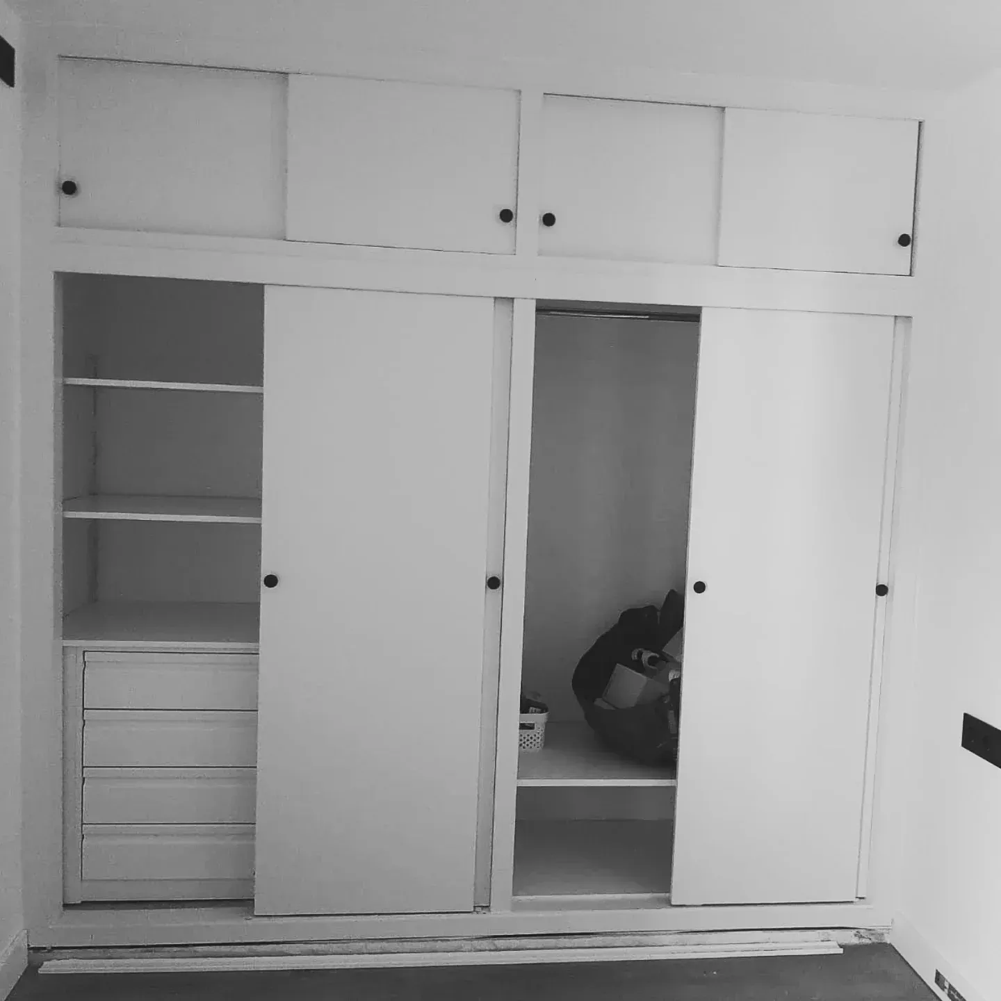 Armario empotrado blanco con puertas correderas 