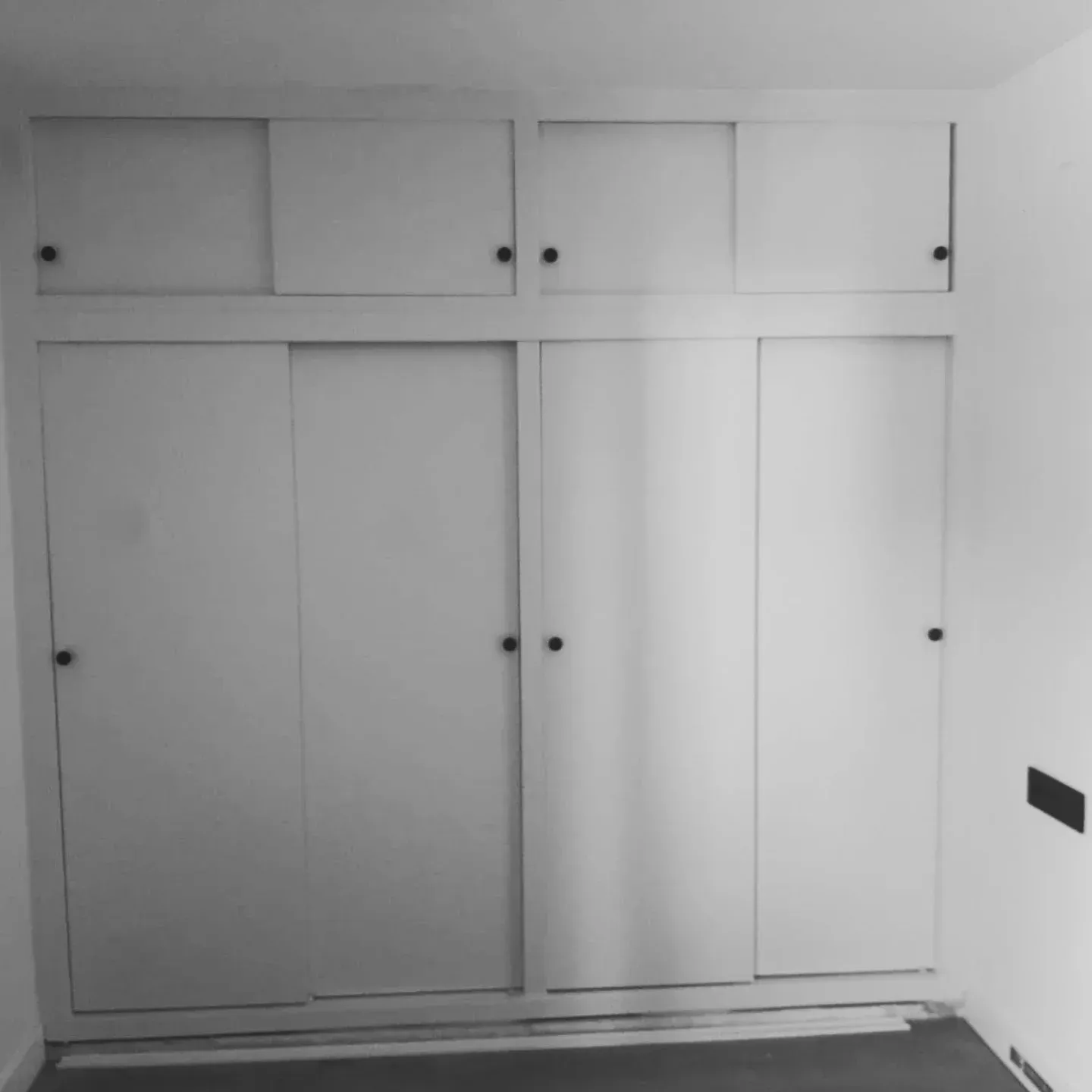 Armario empotrado blanco con puertas correderas y espacio de 