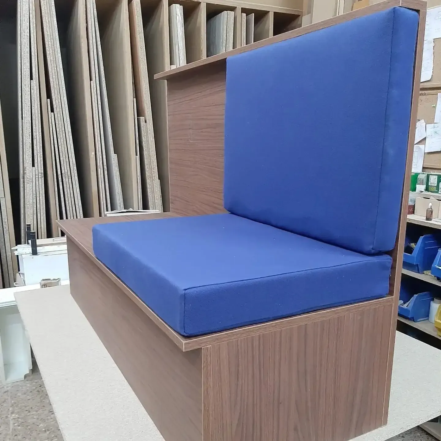 Caseta de madera con cojines azules. Interior.