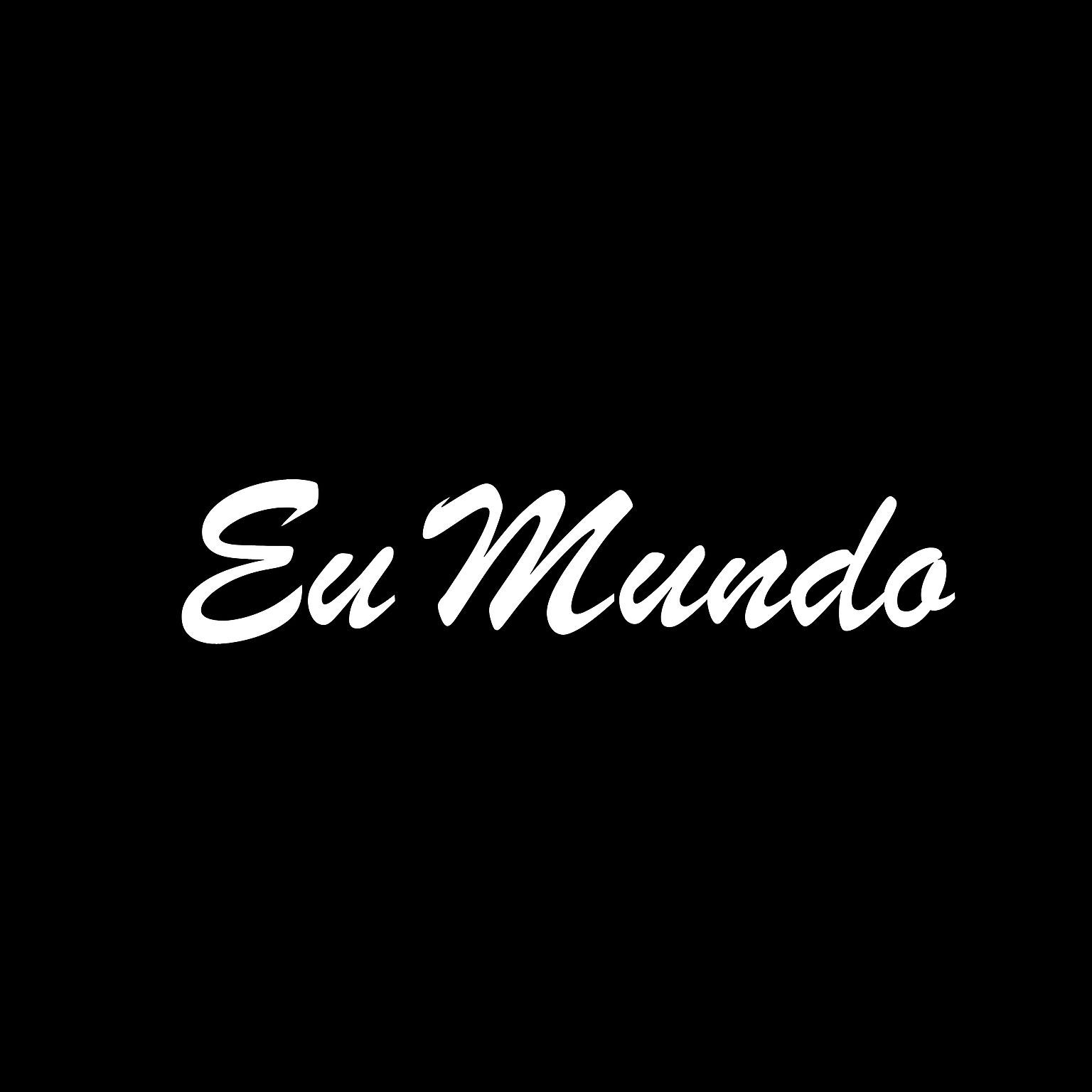 Texto cursivo blanco "Eu Mundo" sobre fondo negro.