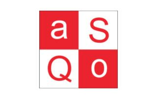 Un cuadrado rojo y blanco con las letras A y Q en él.