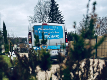 Camion blanc et bleu