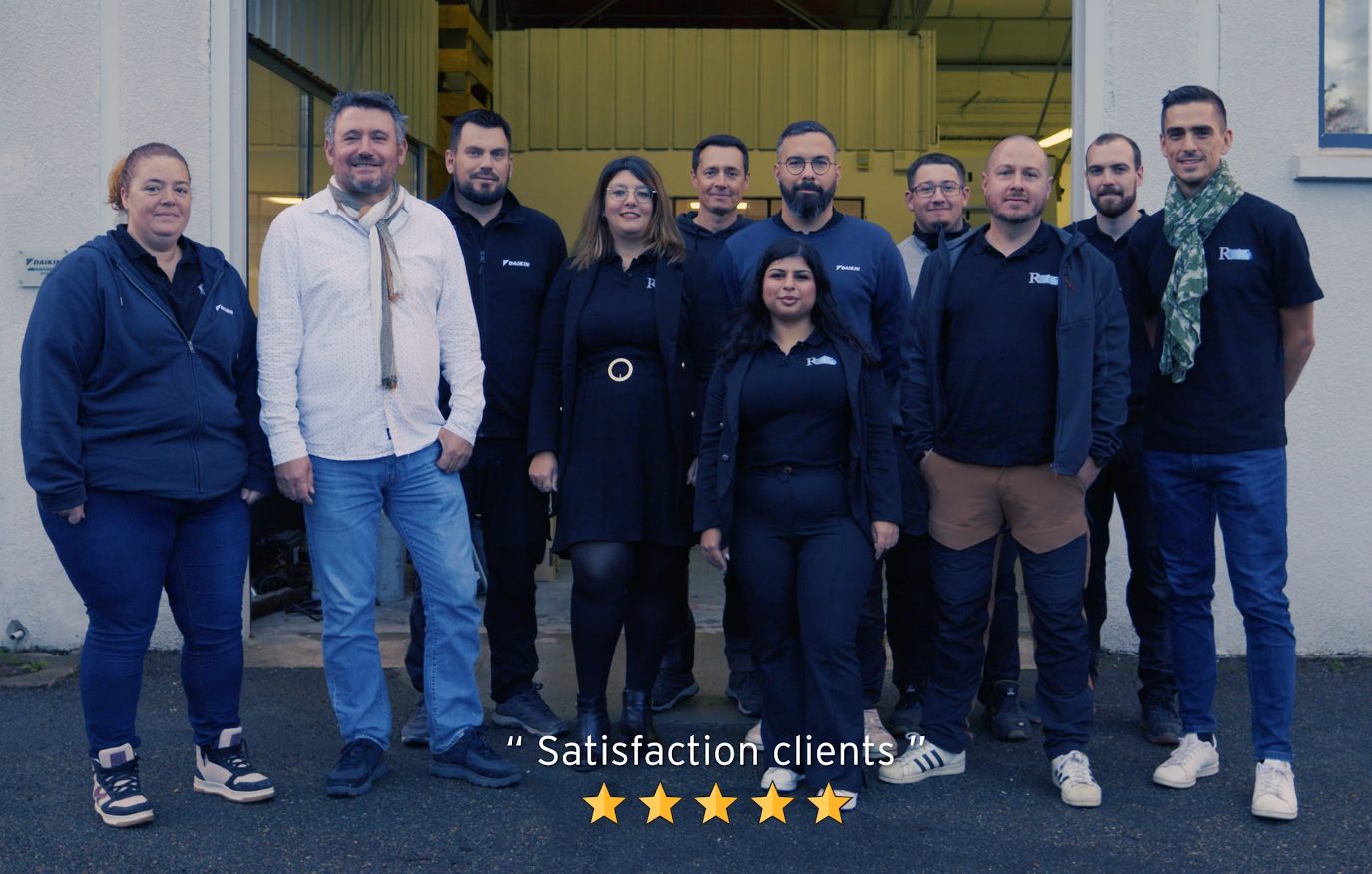 Groupe de personnes posant en extérieur, souriantes.