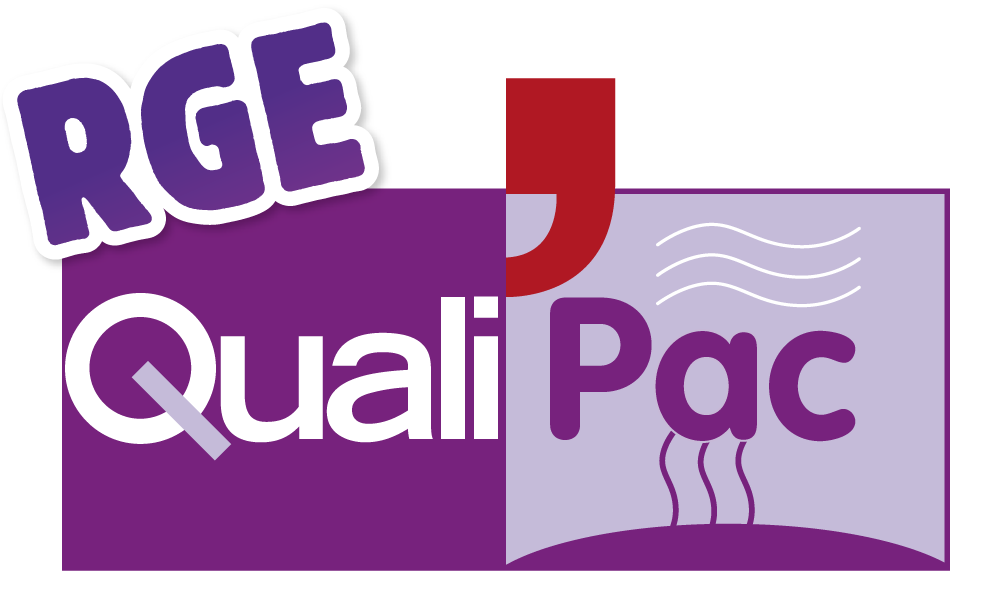 Logo RGE QualiPac : carré violet avec l’inscription « QualiPac » et un motif de vapeur, un « J » rouge et le texte « RGE ».