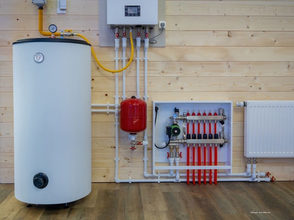 Weißer Warmwasserbereiter, roter Ausdehnungsbehälter 