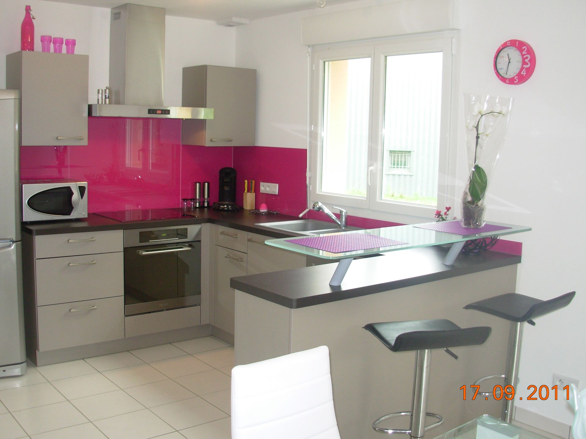 Cuisine avec une crédence rose