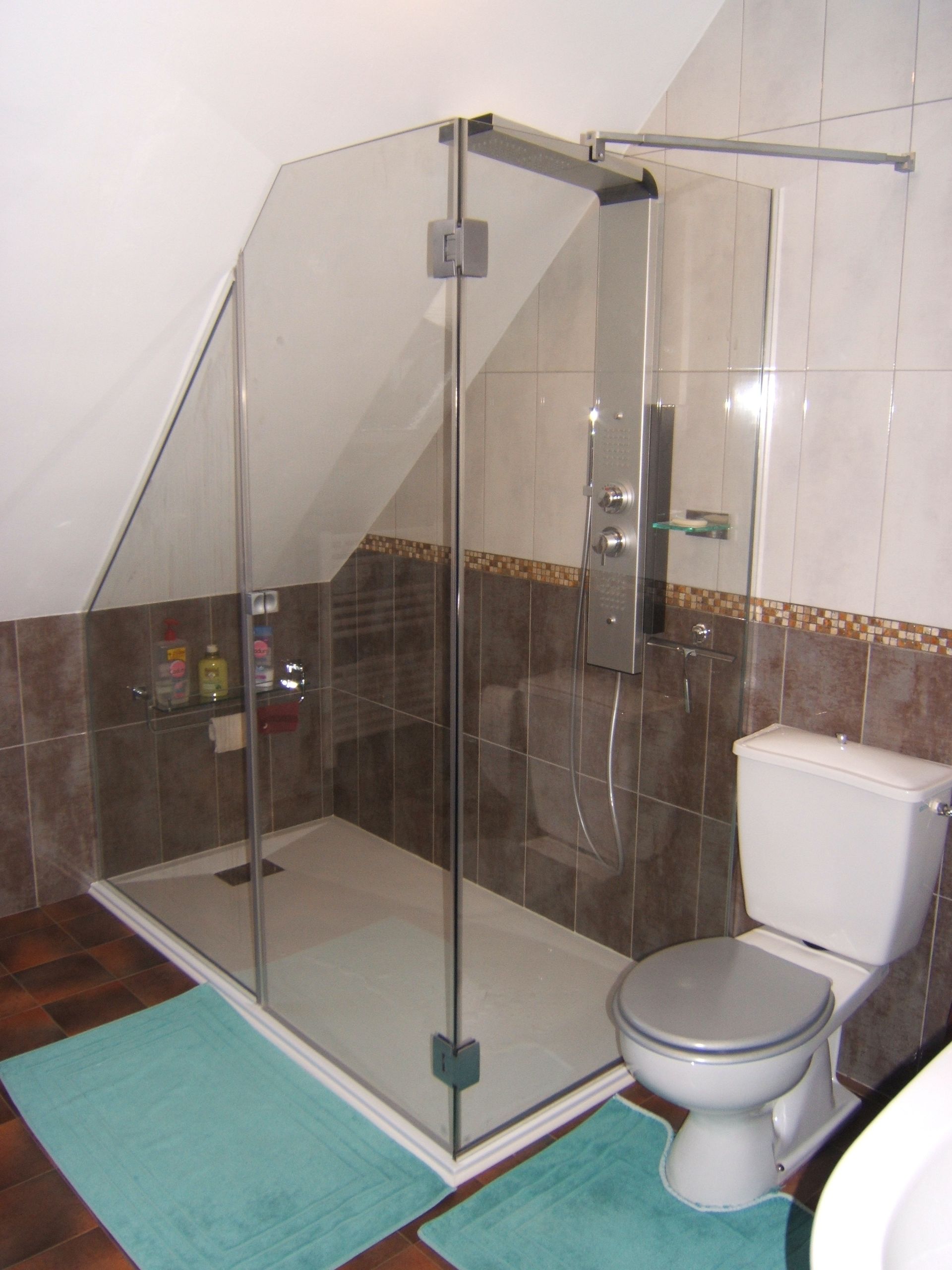 Paroi de douche inclinée