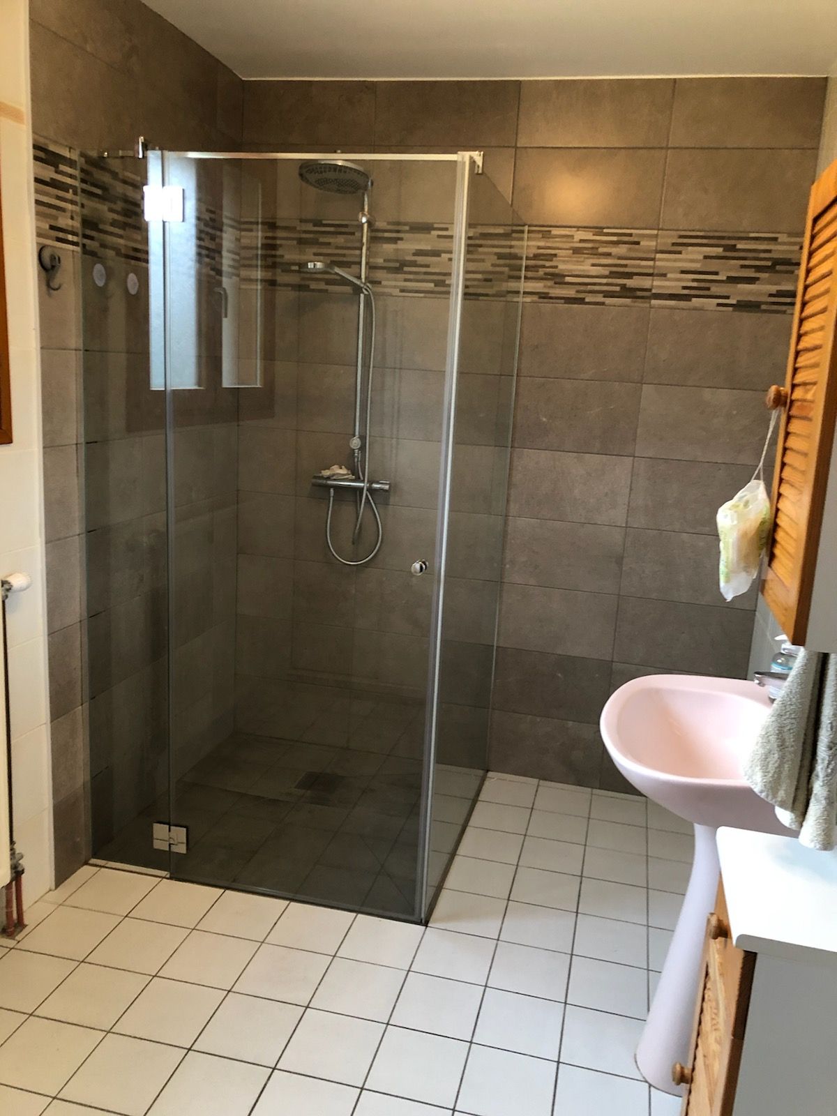 Salle de bains avec une paroi de douche sur mesure