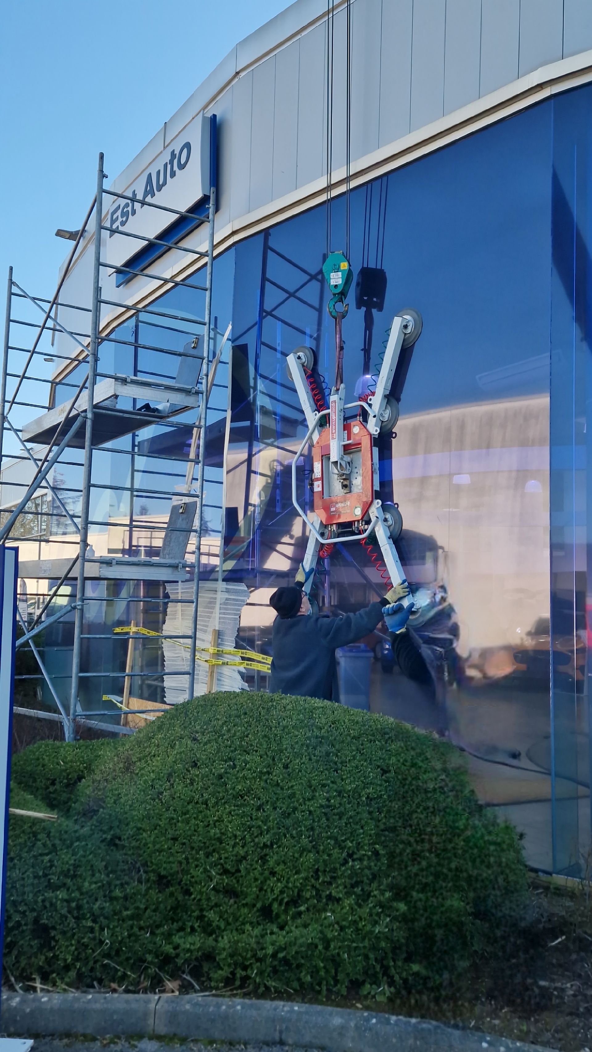 Pose d'une vitrine par une grue