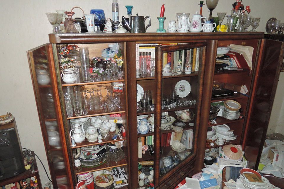 Antik & Trödel & Haushaltsauflösung Jens Kattner Alte Vitrine mit viel Gerümpel