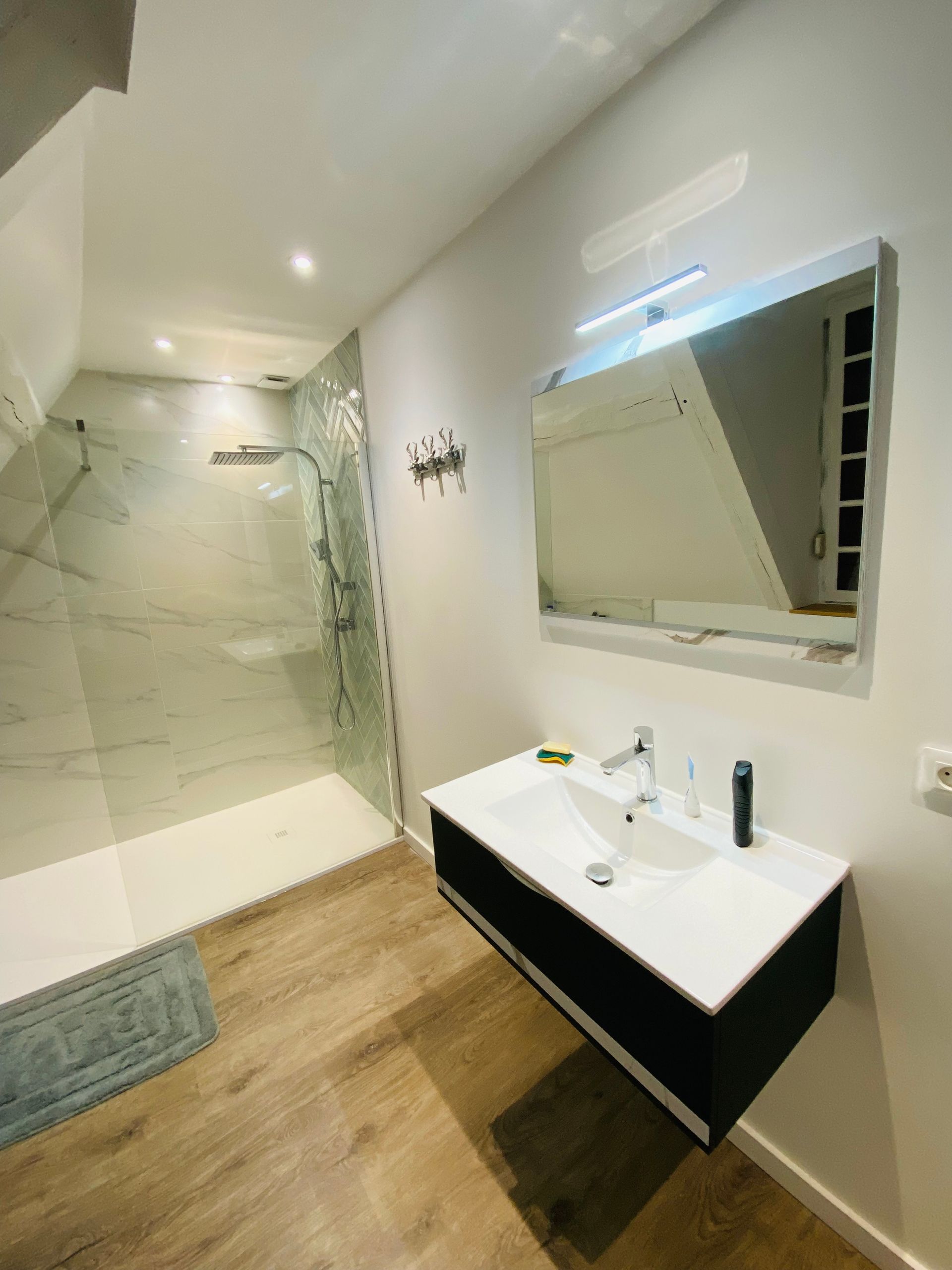 Douche italienne, vasque et miroir