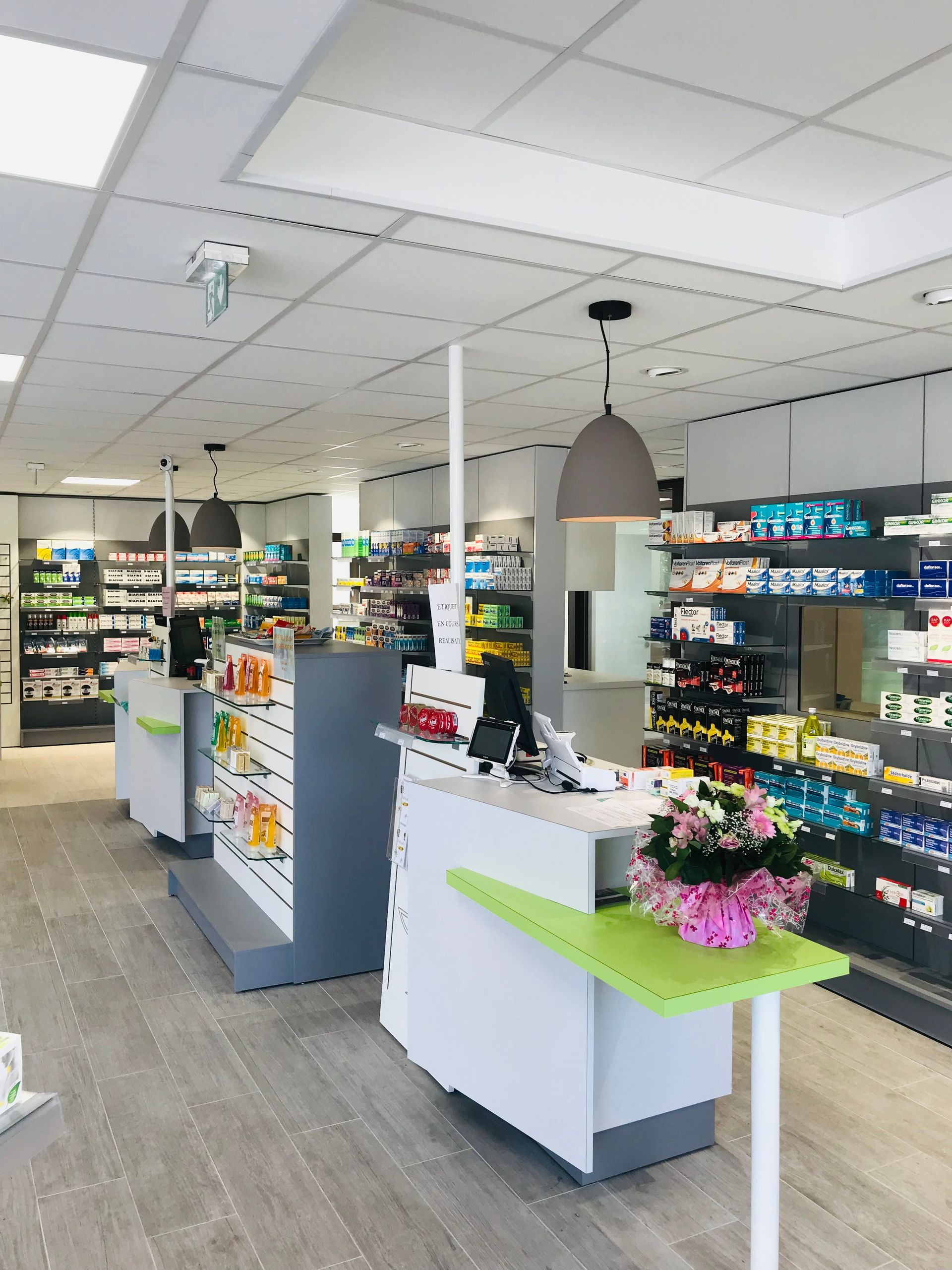 Installation du système d'éclairage dans une pharmacie