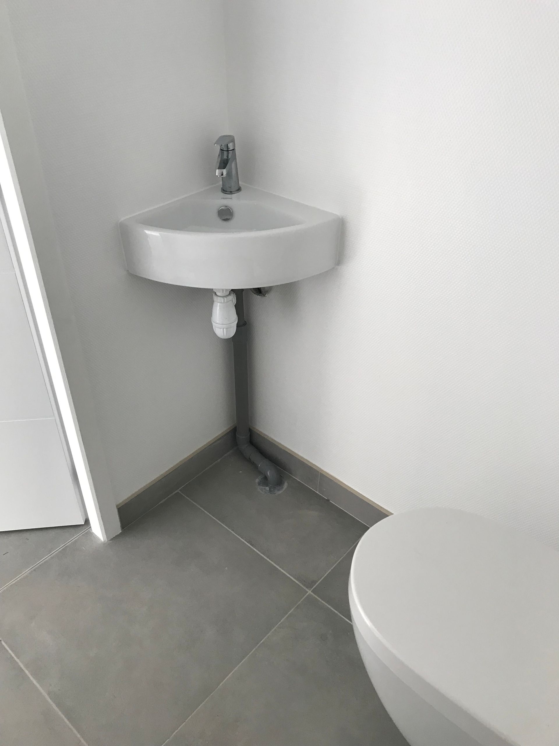 Petit lavabo dans un coin