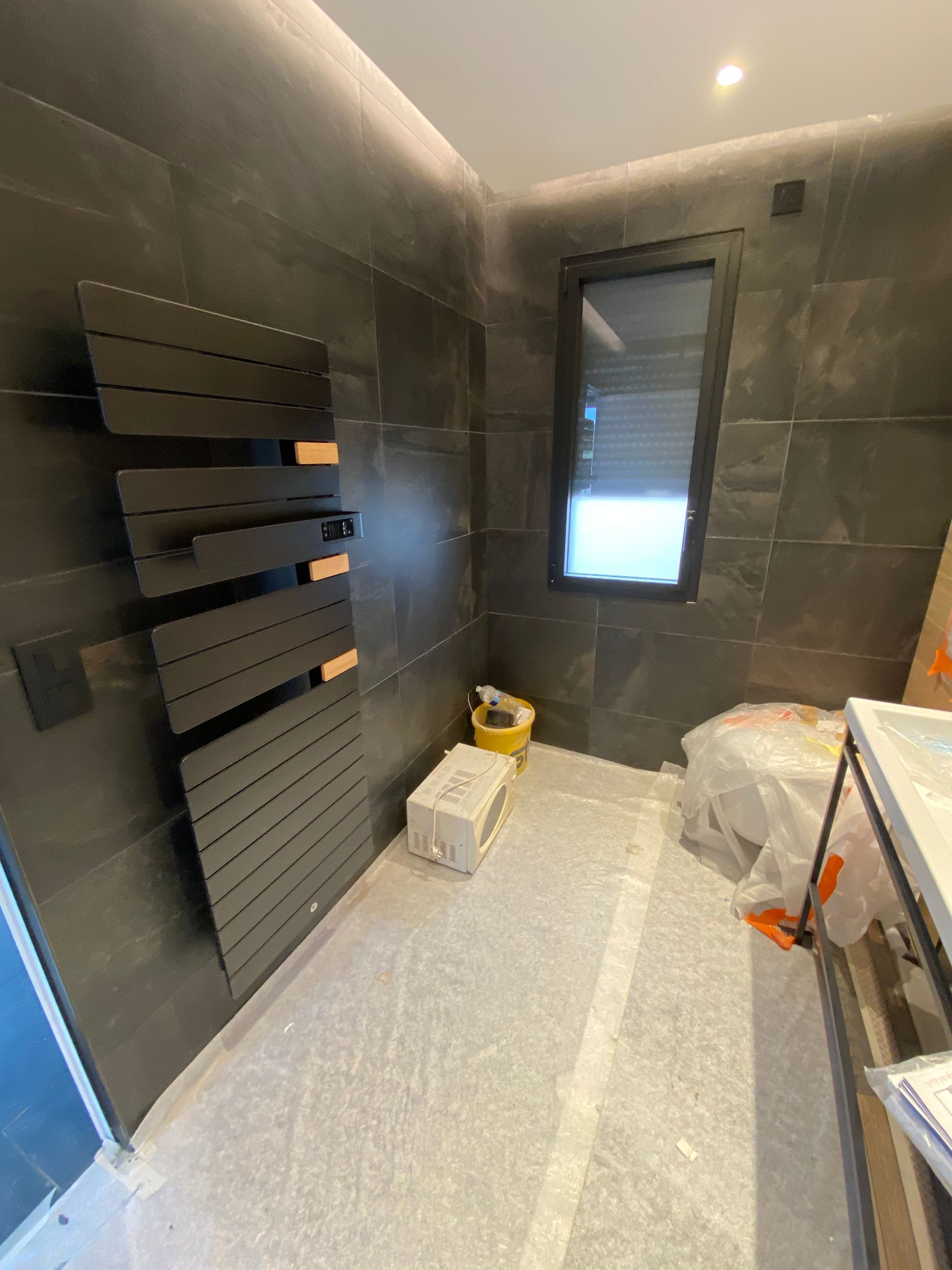 Sèche-serviettes dans une salle de bains