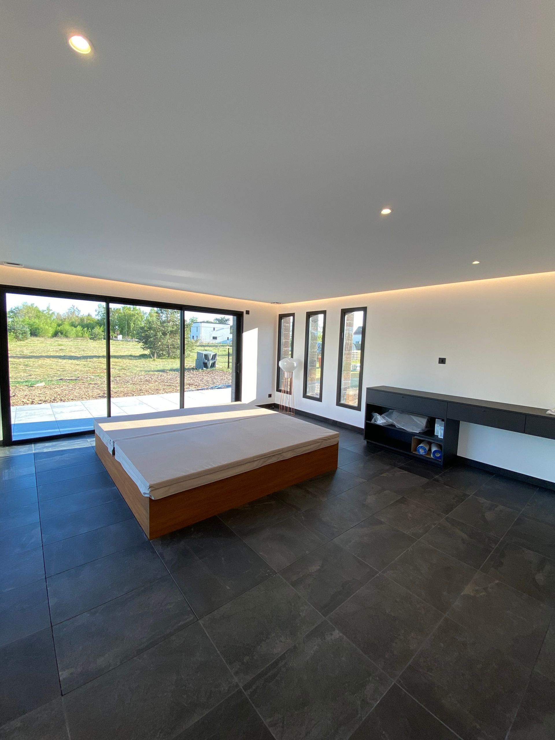 Éclairage d'une pièce avec une bande de LED