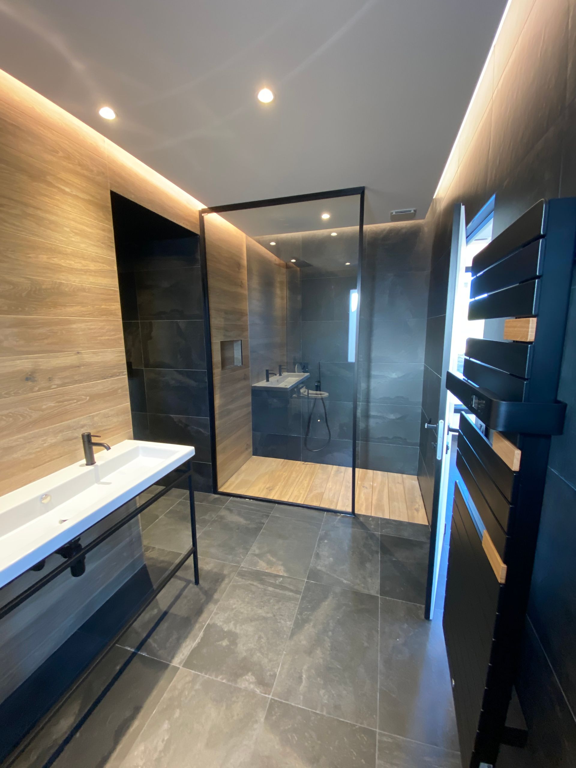 Salle de bains style bois et noir