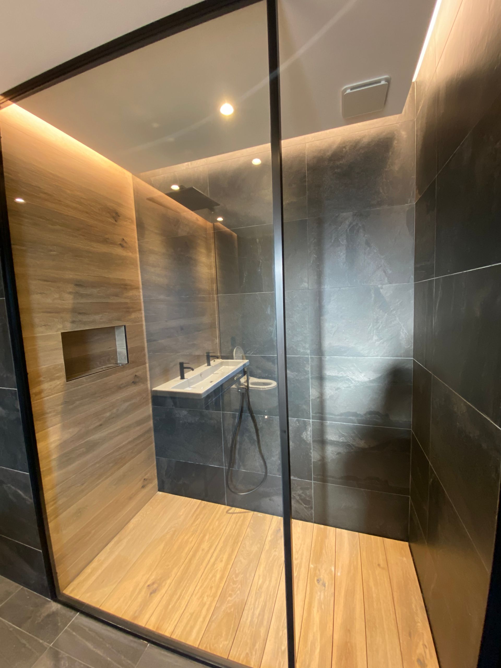 Grande cabine de douche avec carrelage mural