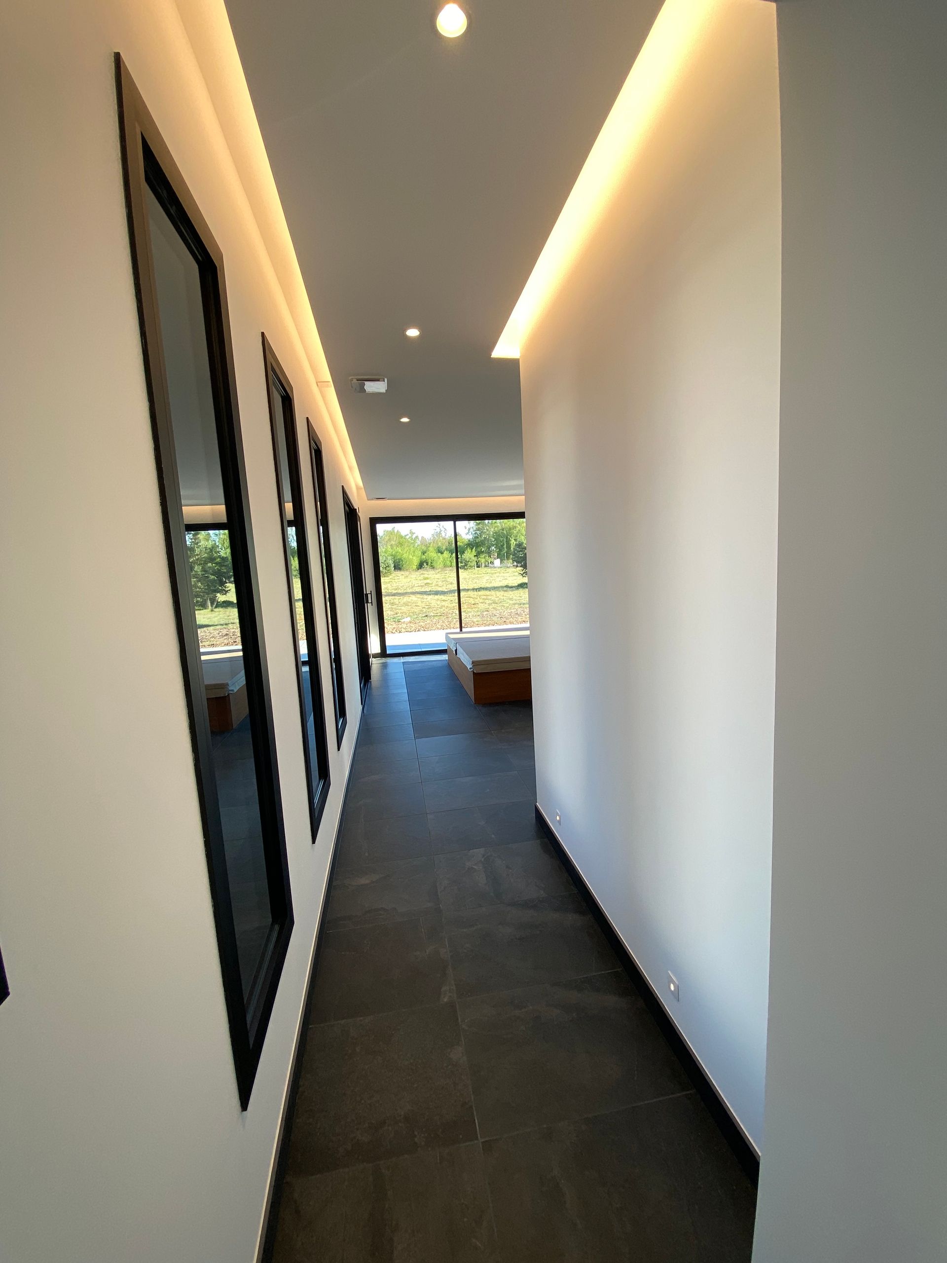 Éclairage LED dans un couloir