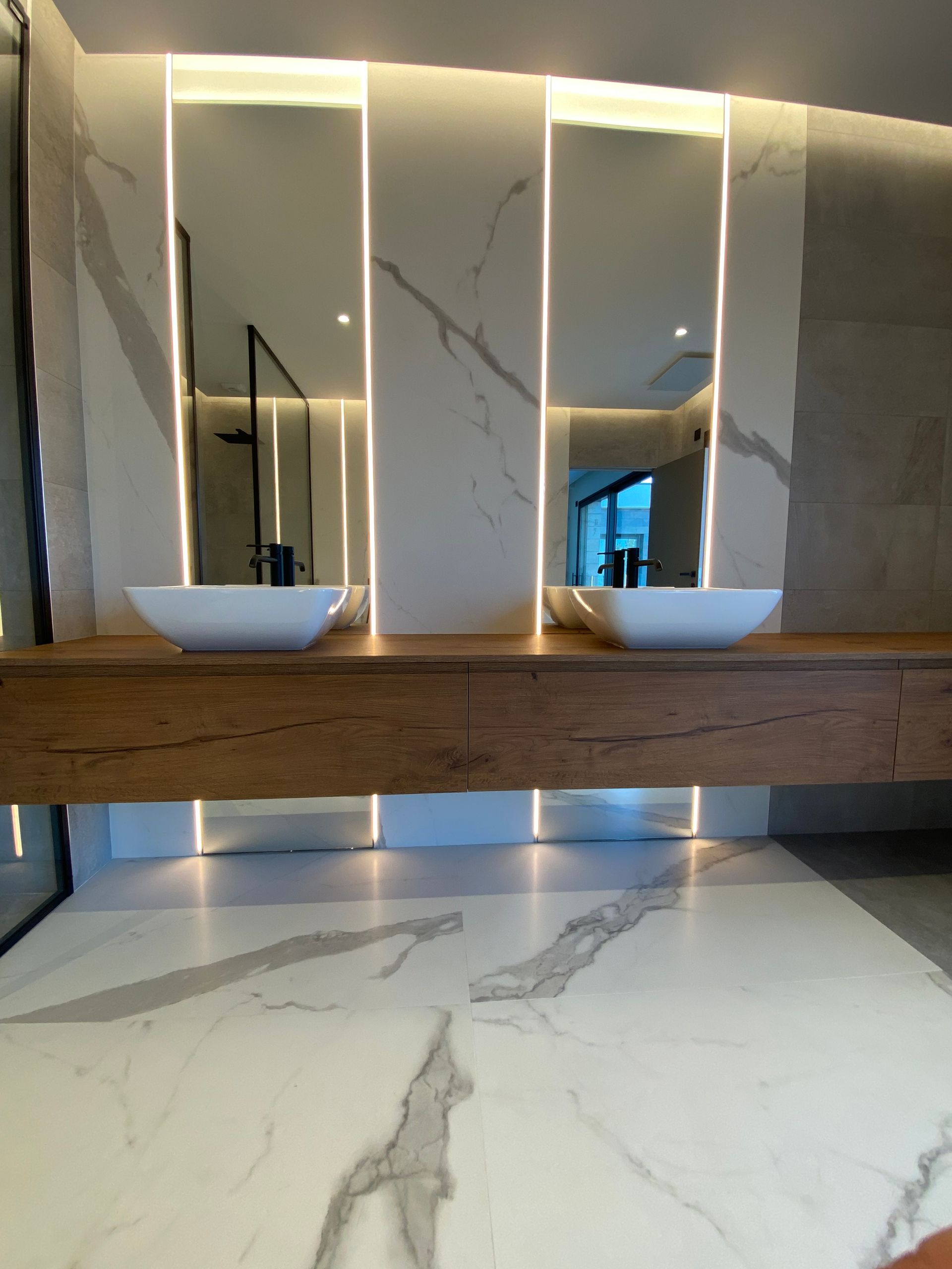 Installation d'un meuble avec une double vasque et des miroirs