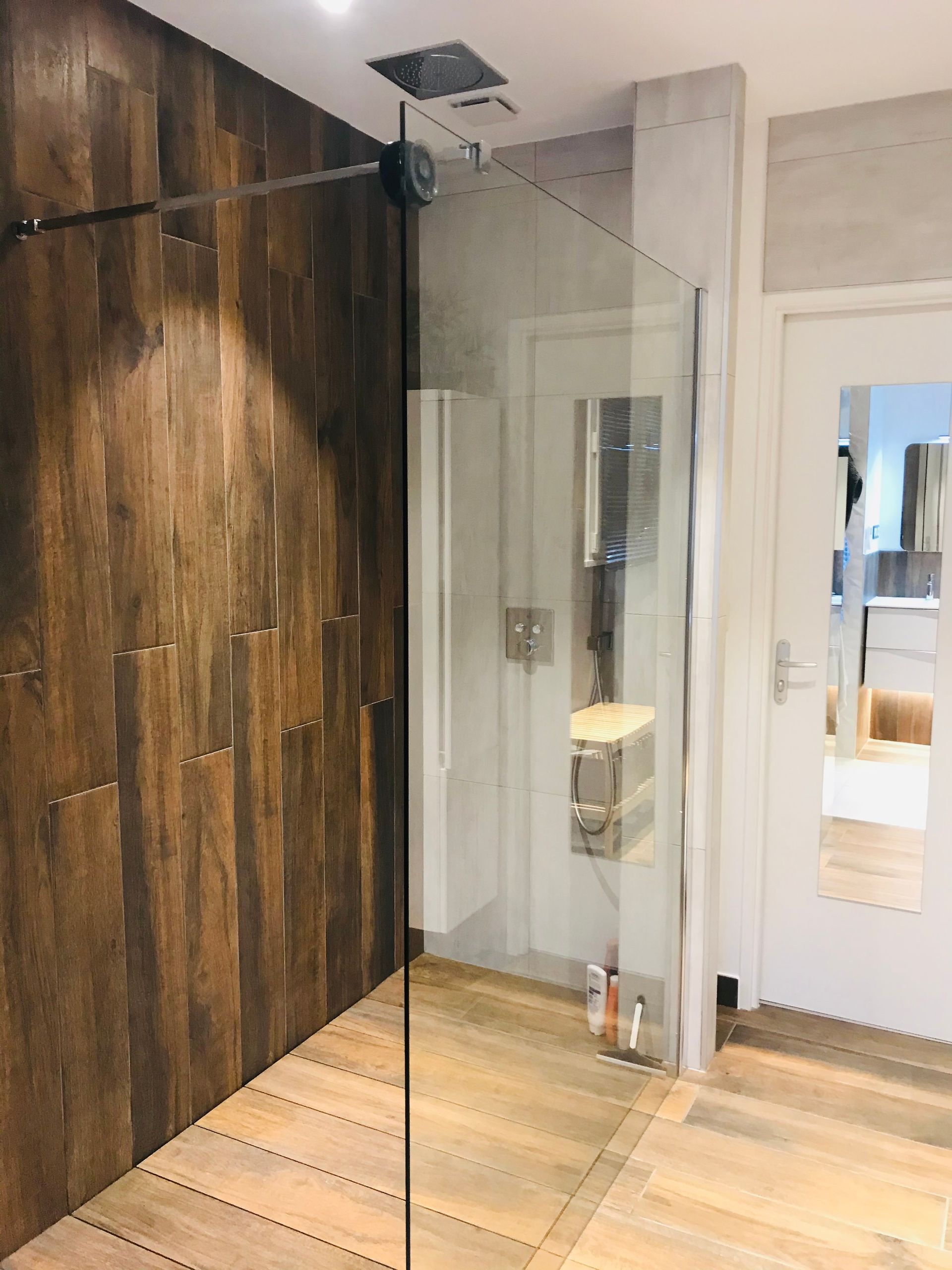 Douche italienne revêtement effet bois