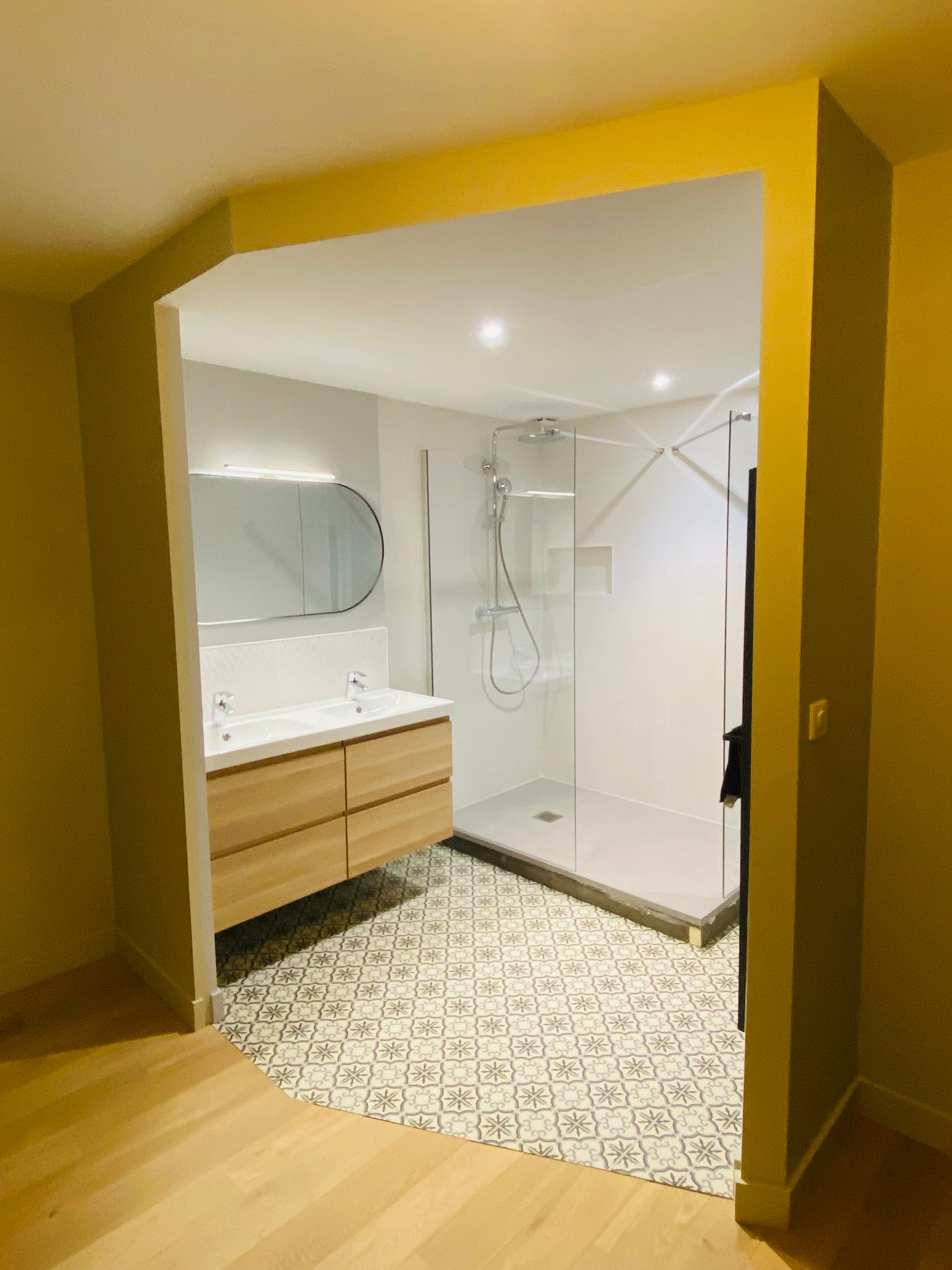 Meuble de salle de bains et cabine de douche