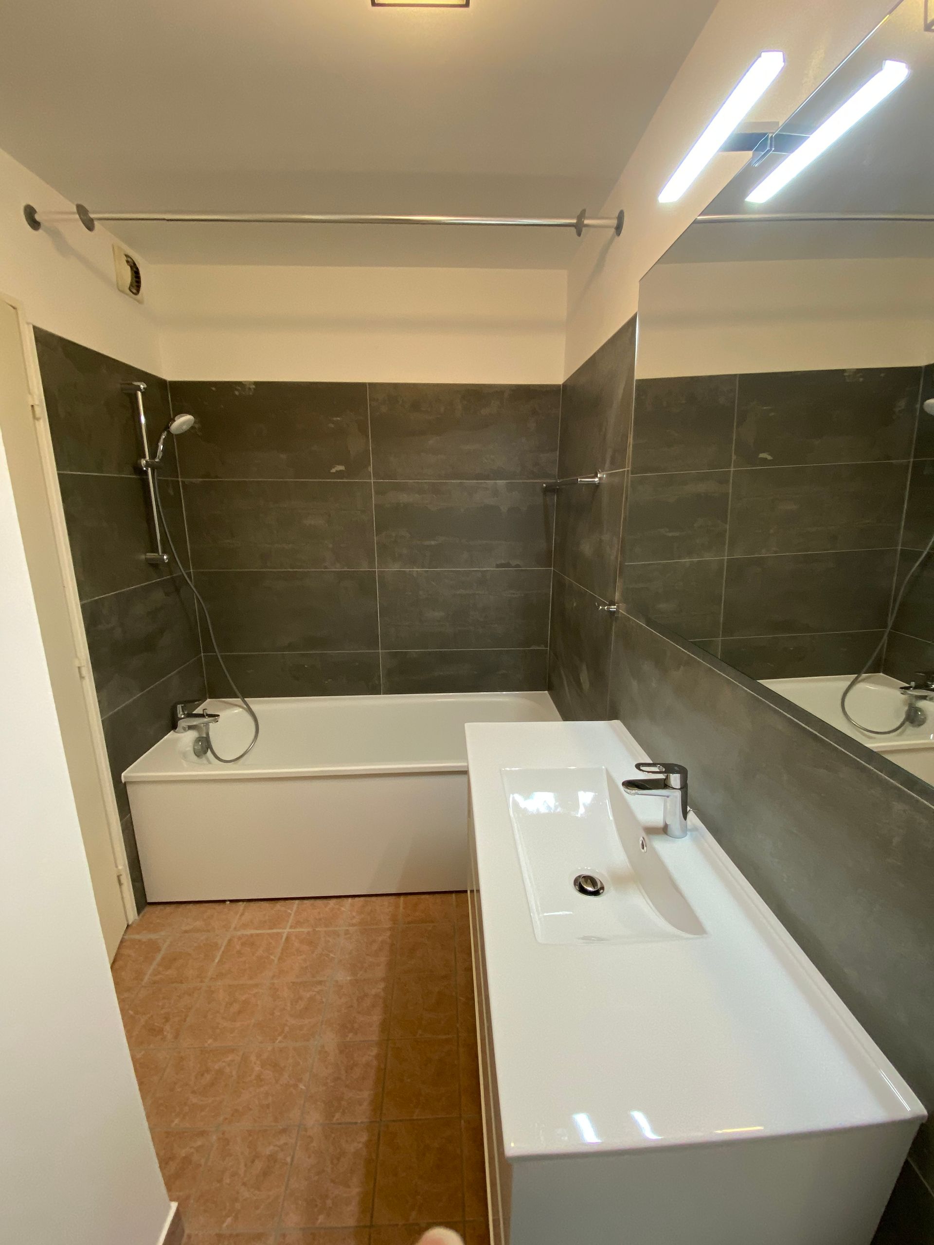 Vasque, baignoire et carrelage mural