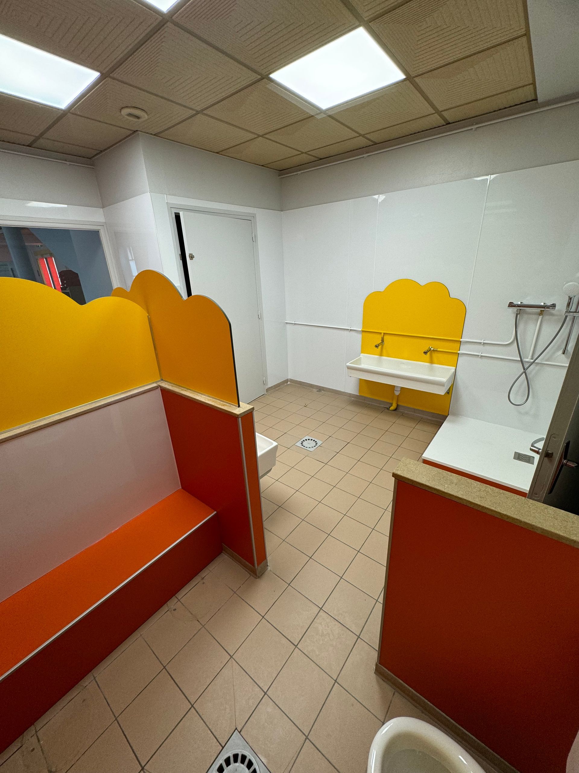 Toilettes pour enfants dans un établissement scolaire