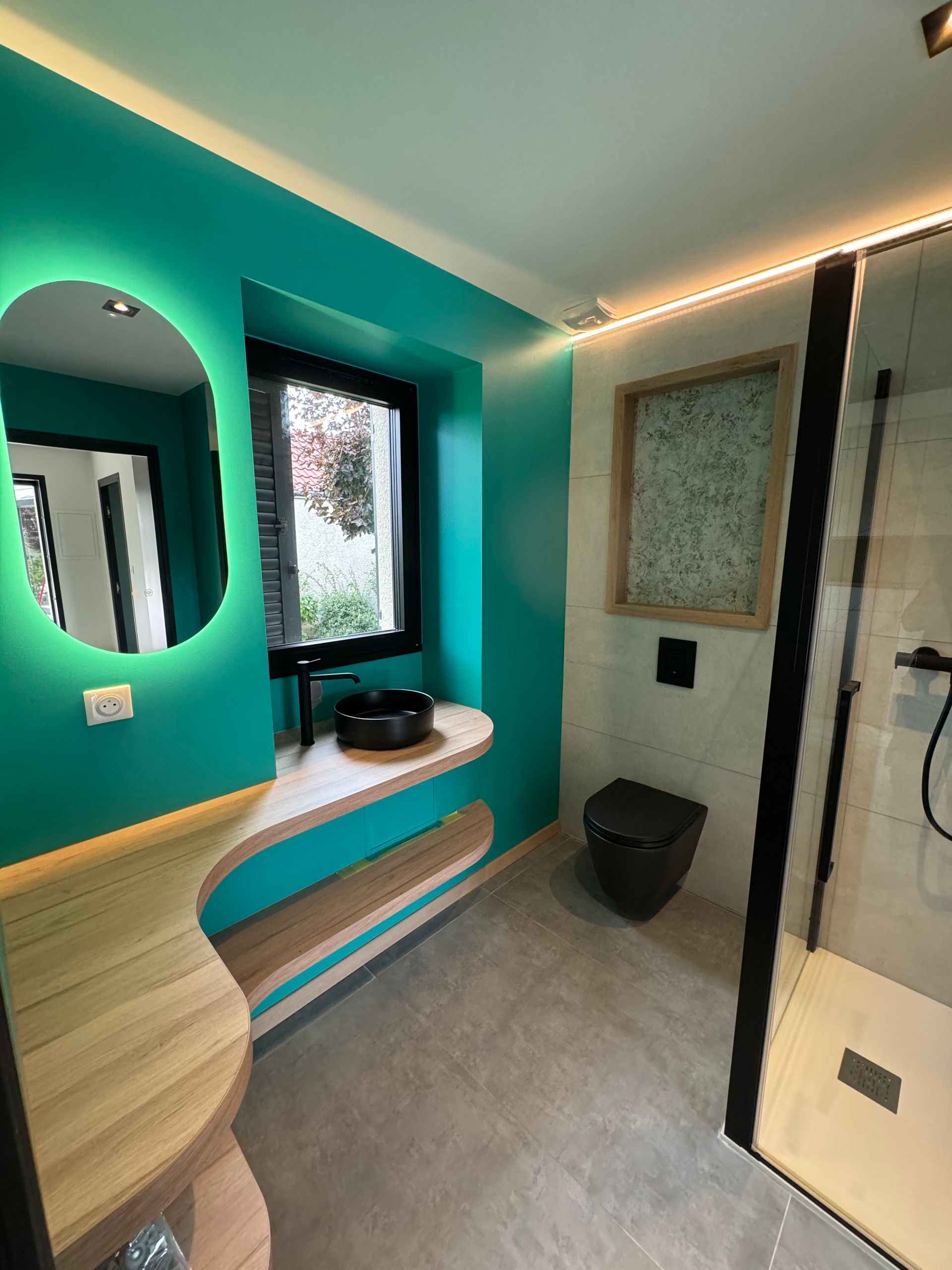 Douche italienne, WC suspendus, miroir avec des LED et vasque