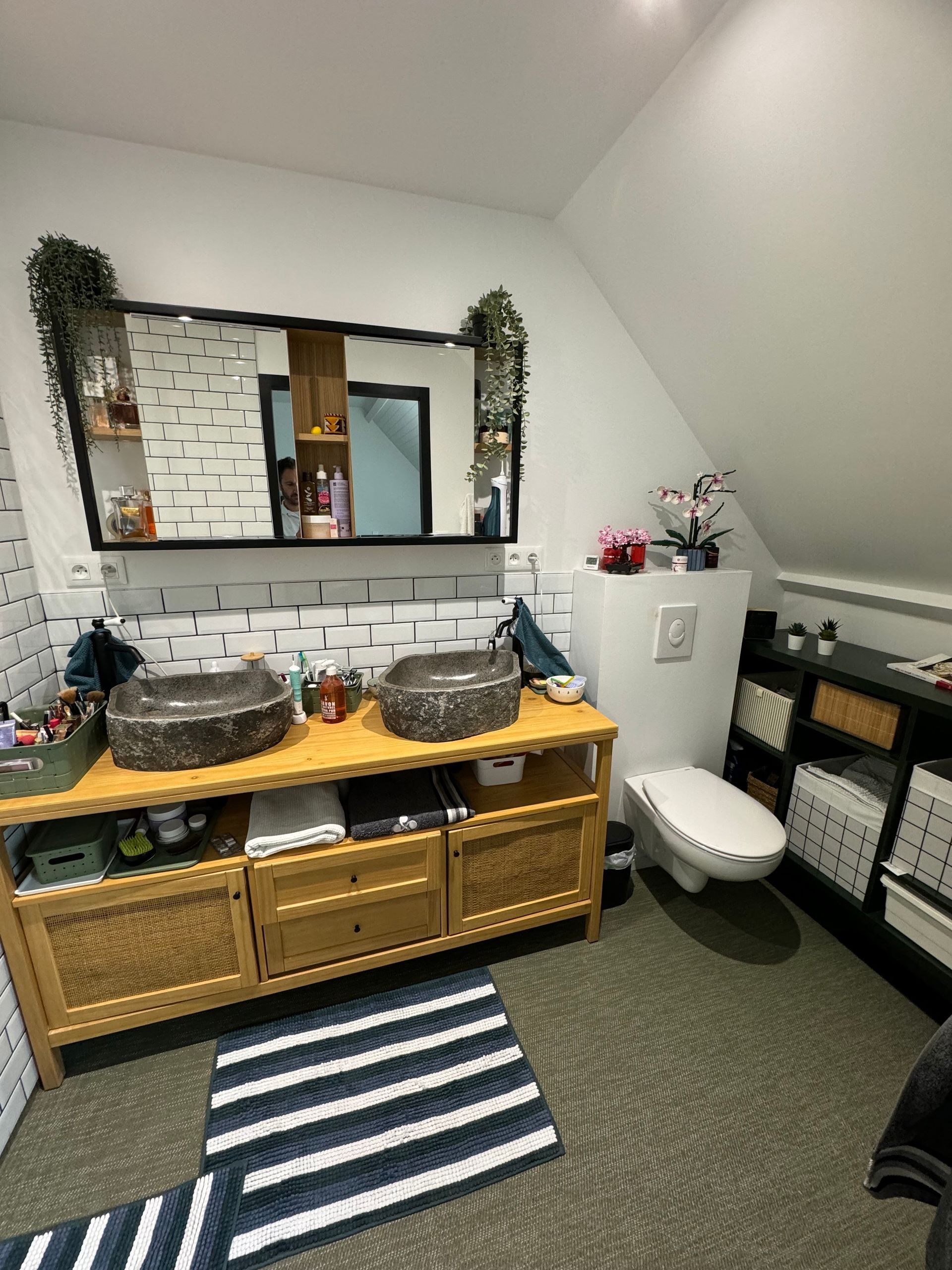 Double vasque et toilettes suspendues