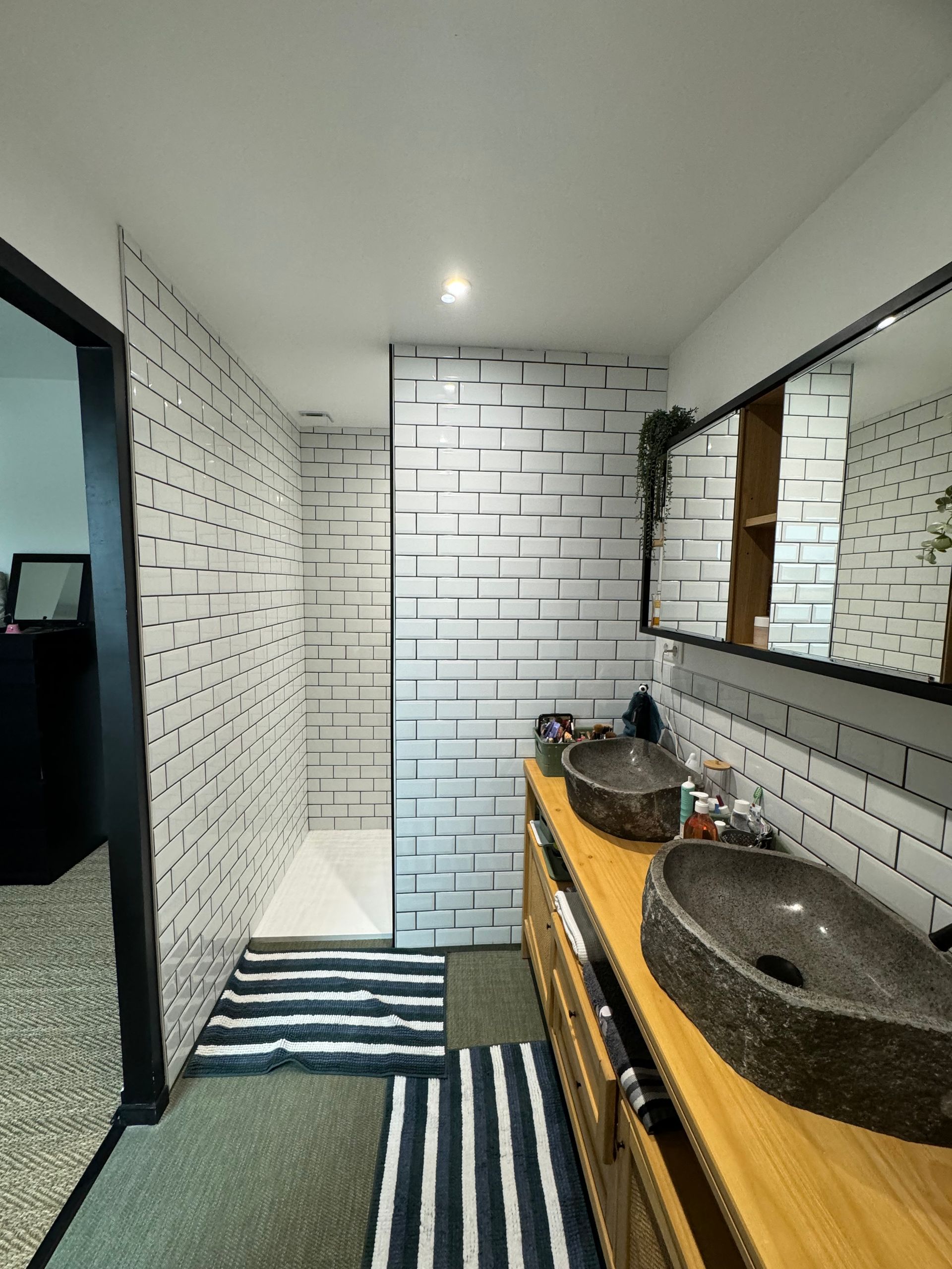 Salle de bains avec une double vasque et une douche à l'italienne