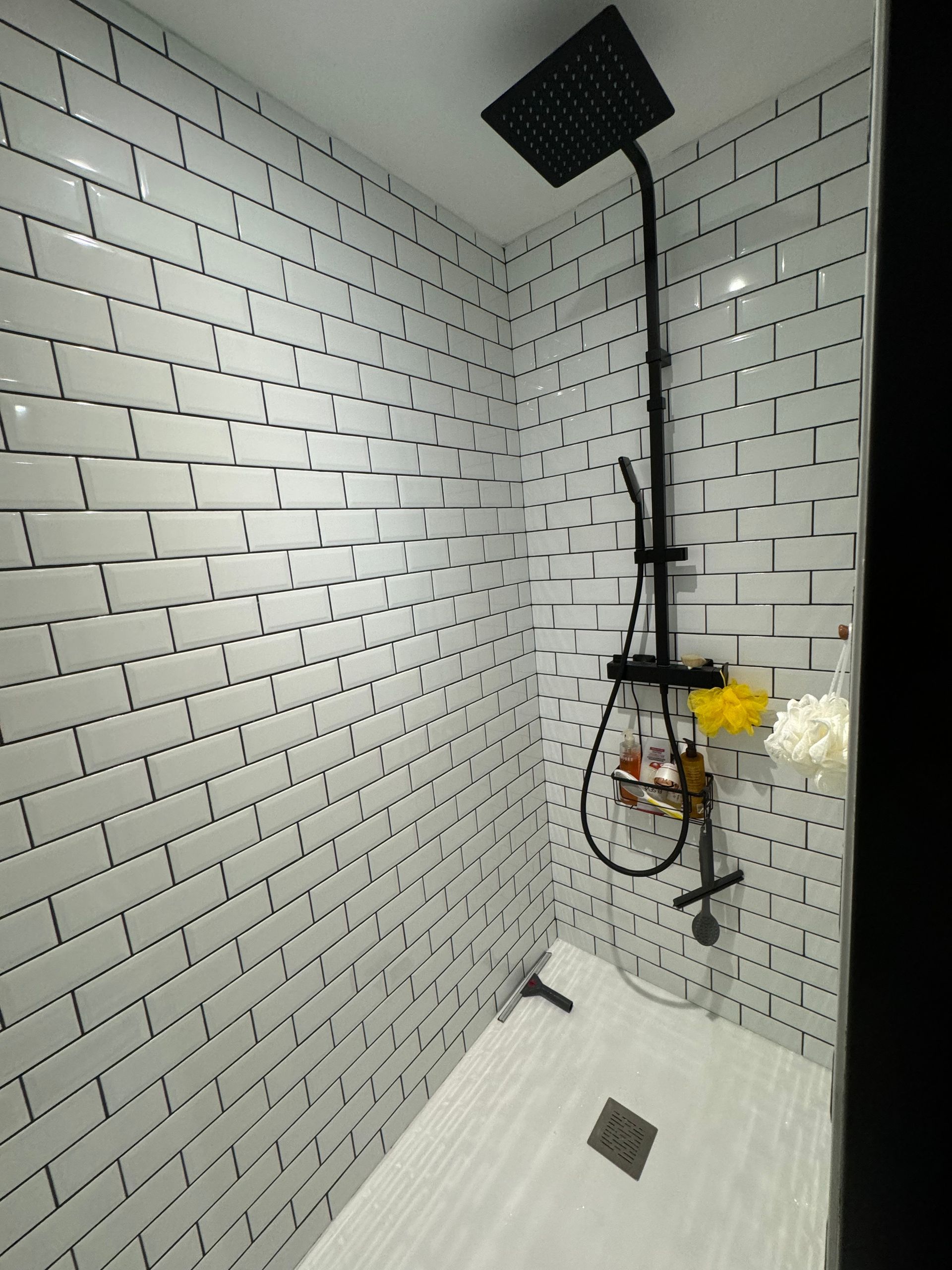 Douche avec du carrelage au mur