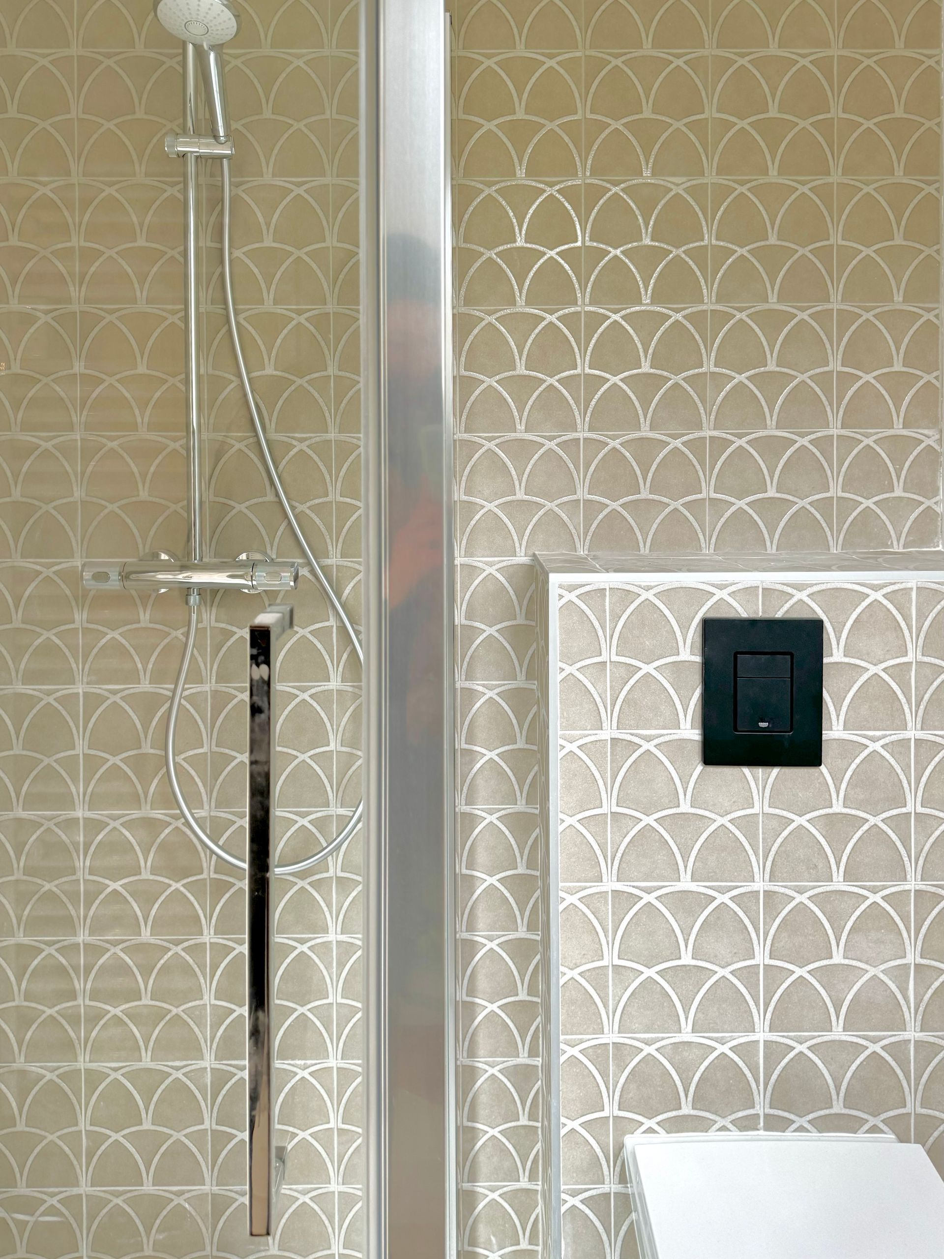 Douche et toilette avec du carrelage mural