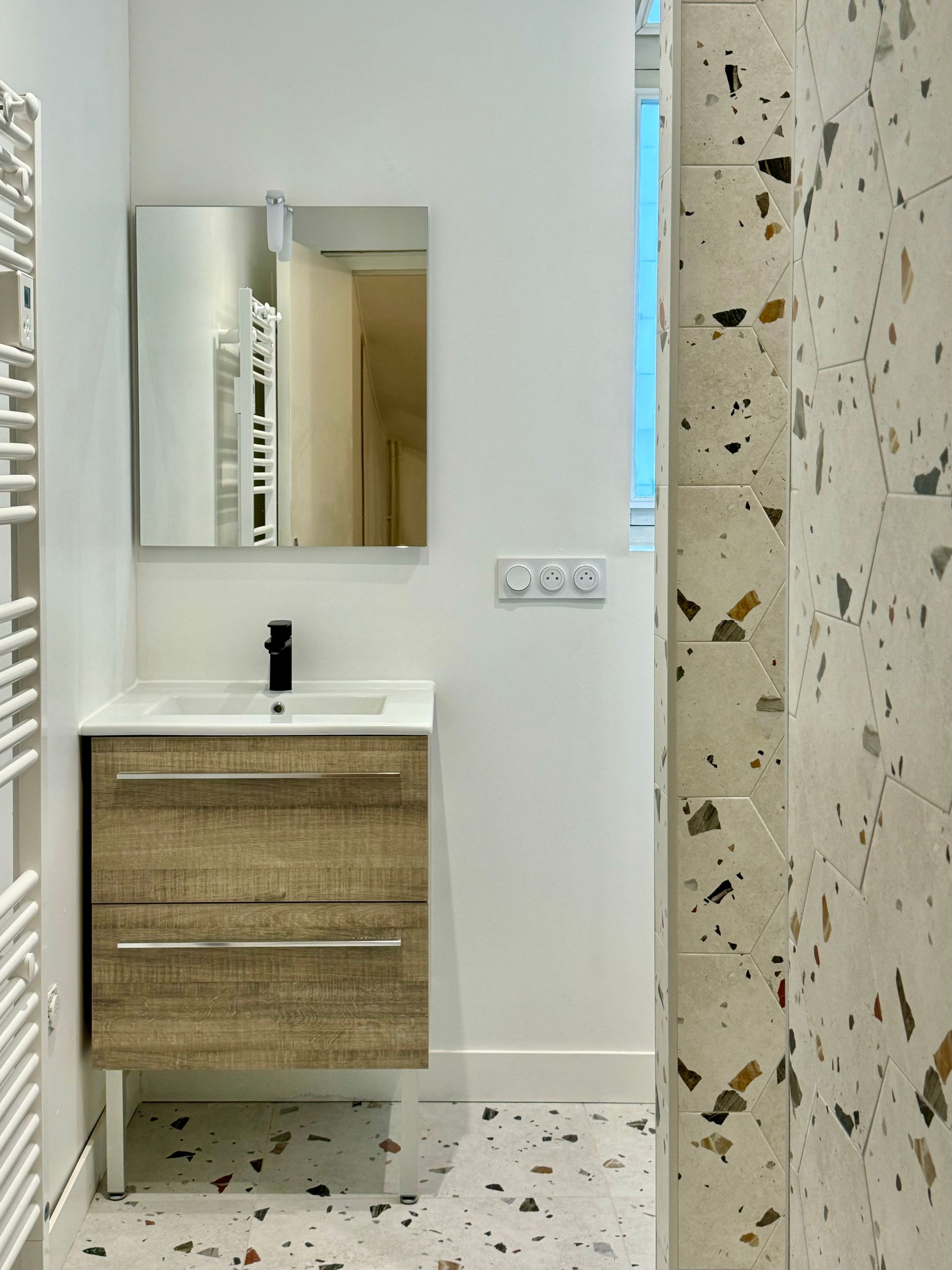 Douche italienne et vasque effet bois