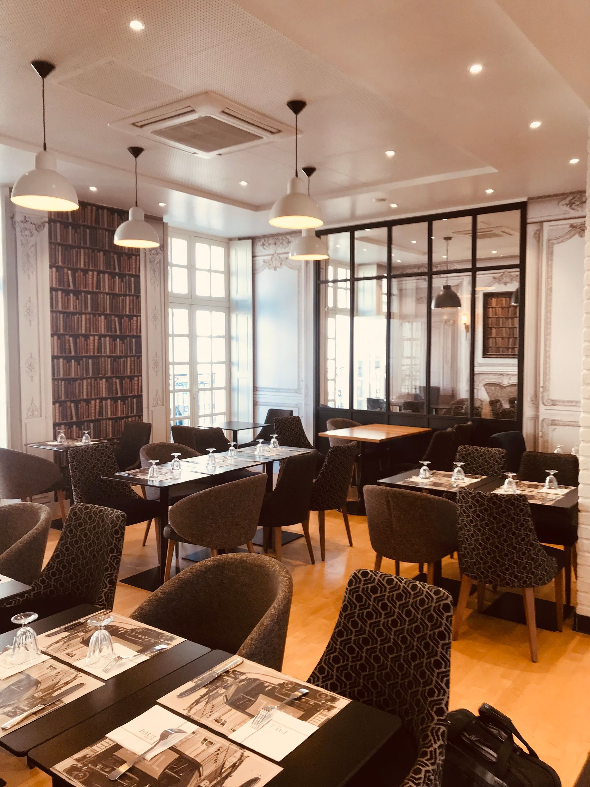 Éclairage d'une salle de restaurant