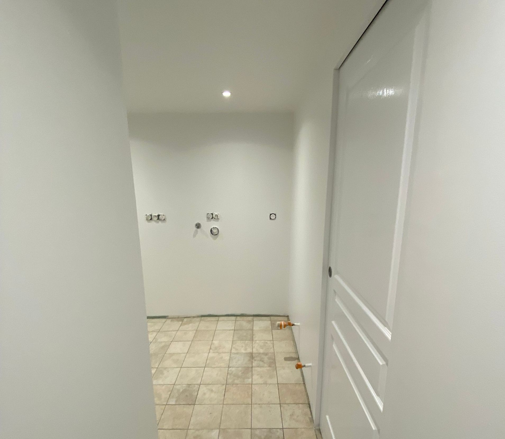 Un ouvrier en train de peindre un mur intérieur